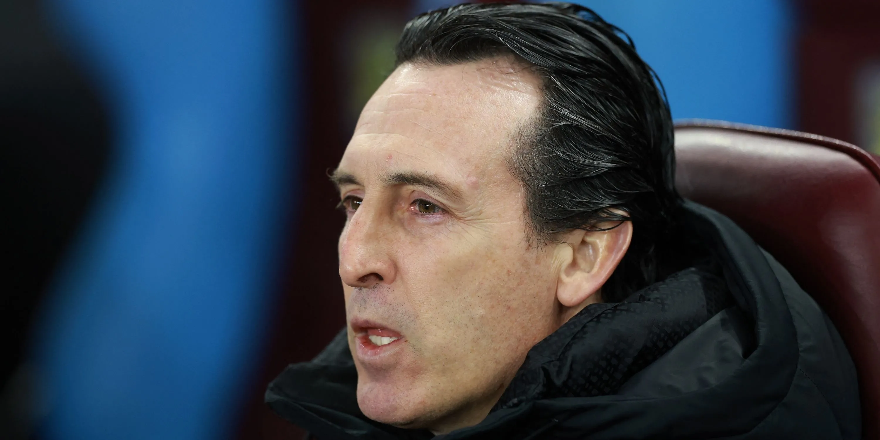 HLV Unai Emery của Aston Villa chỉ đạo trận đấu