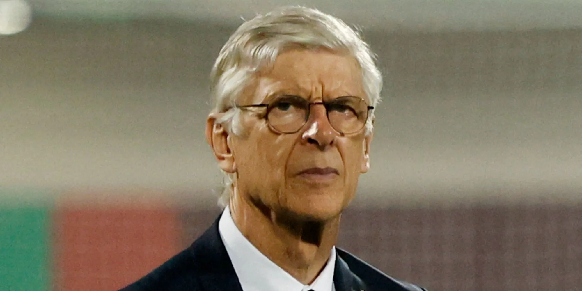 Huấn luyện viên Arsene Wenger theo dõi trận đấu từ đường biên, hình ảnh gắn liền với sự nghiệp kéo dài 22 năm tại Arsenal.