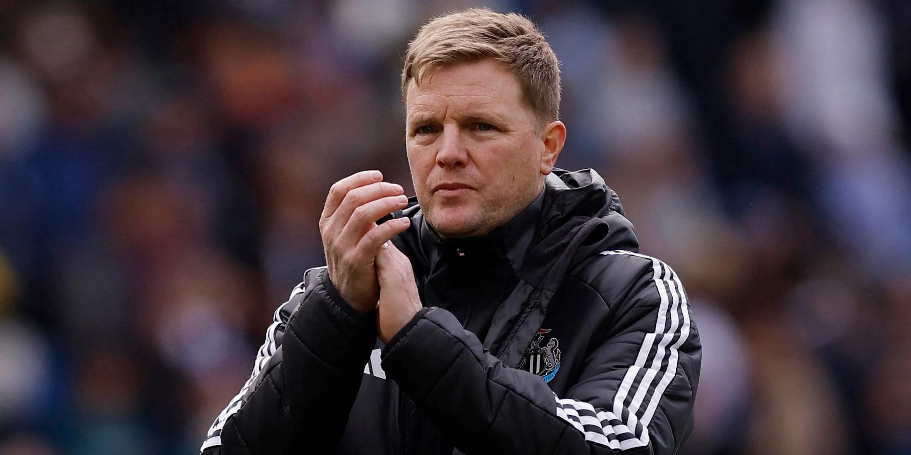 Huấn luyện viên Eddie Howe của Newcastle United vỗ tay cảm ơn người hâm mộ sau trận đấu