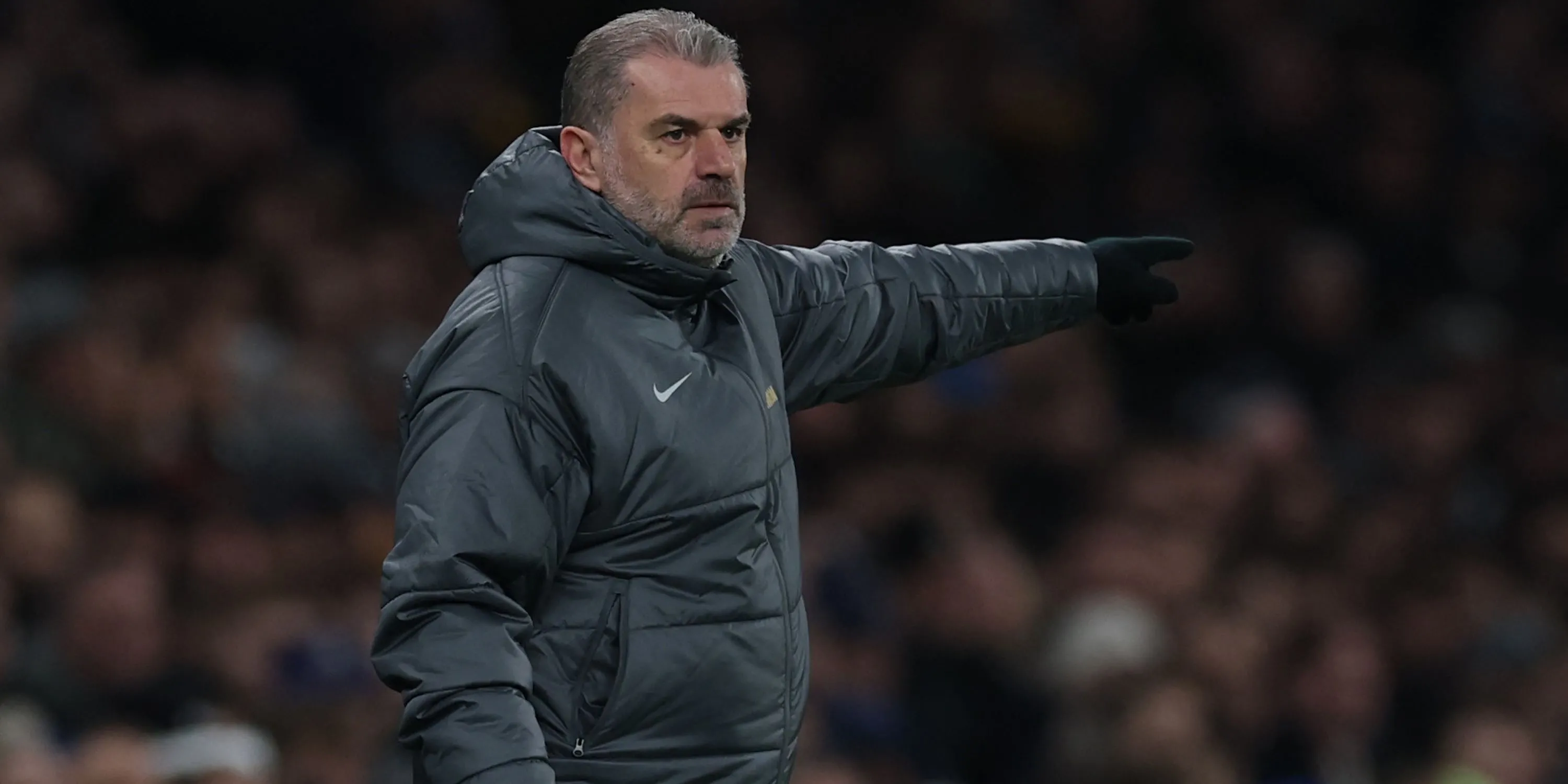 Huấn luyện viên trưởng Tottenham Ange Postecoglou đang theo dõi trận đấu