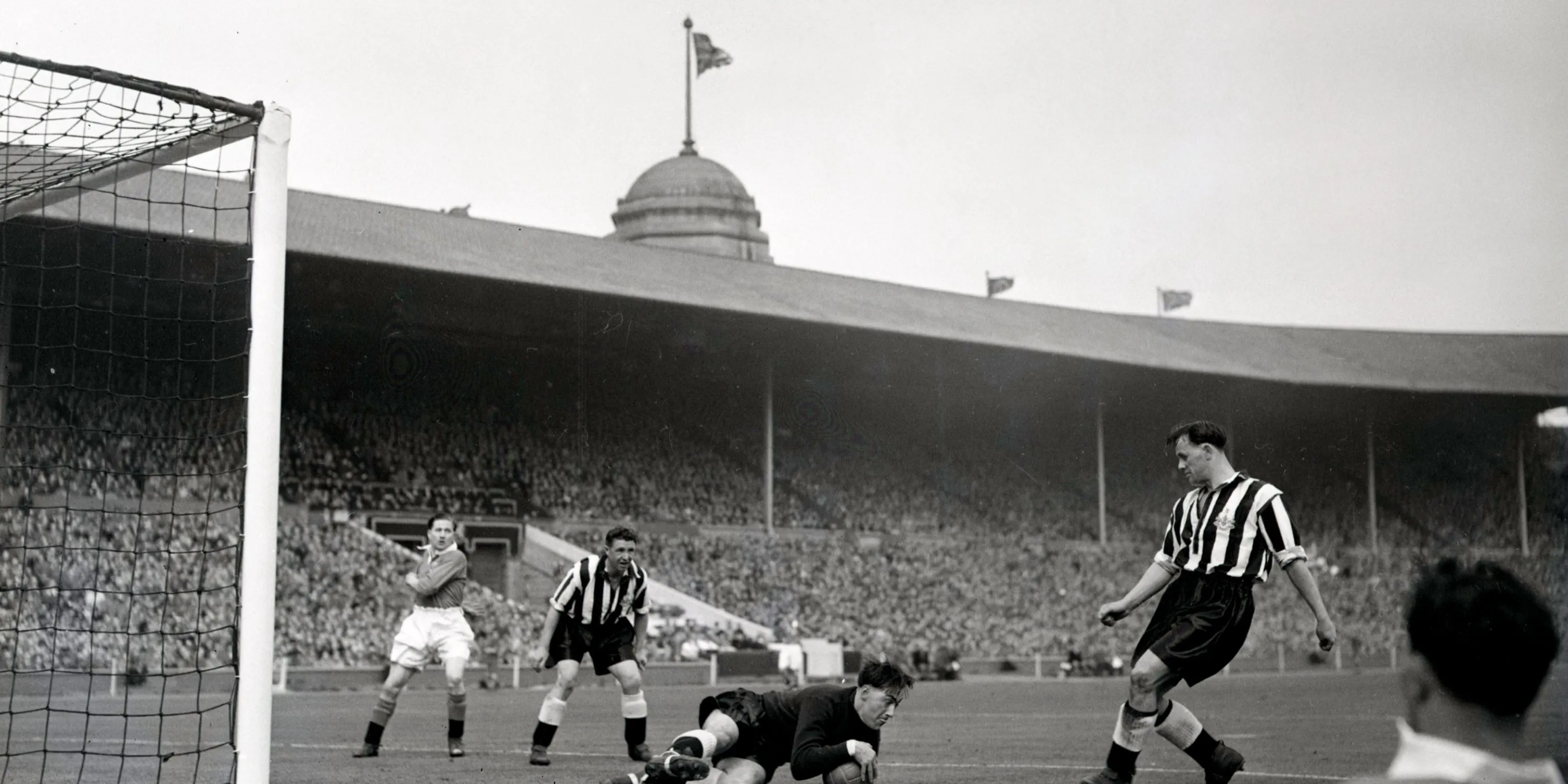 Huyền thoại Jackie Milburn của Newcastle United