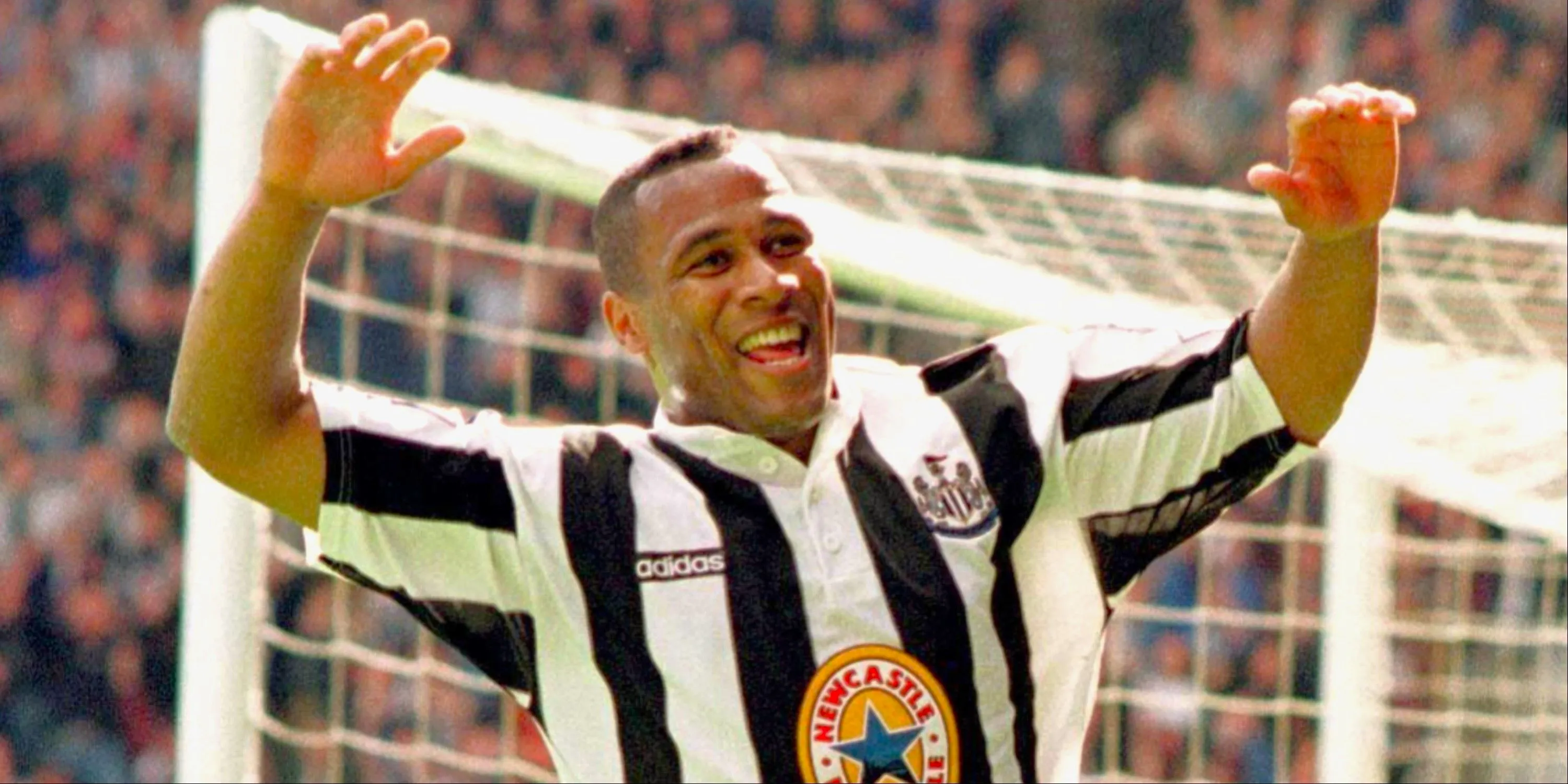 Huyền thoại Les Ferdinand ăn mừng bàn thắng cho Newcastle United ở giải Ngoại hạng Anh