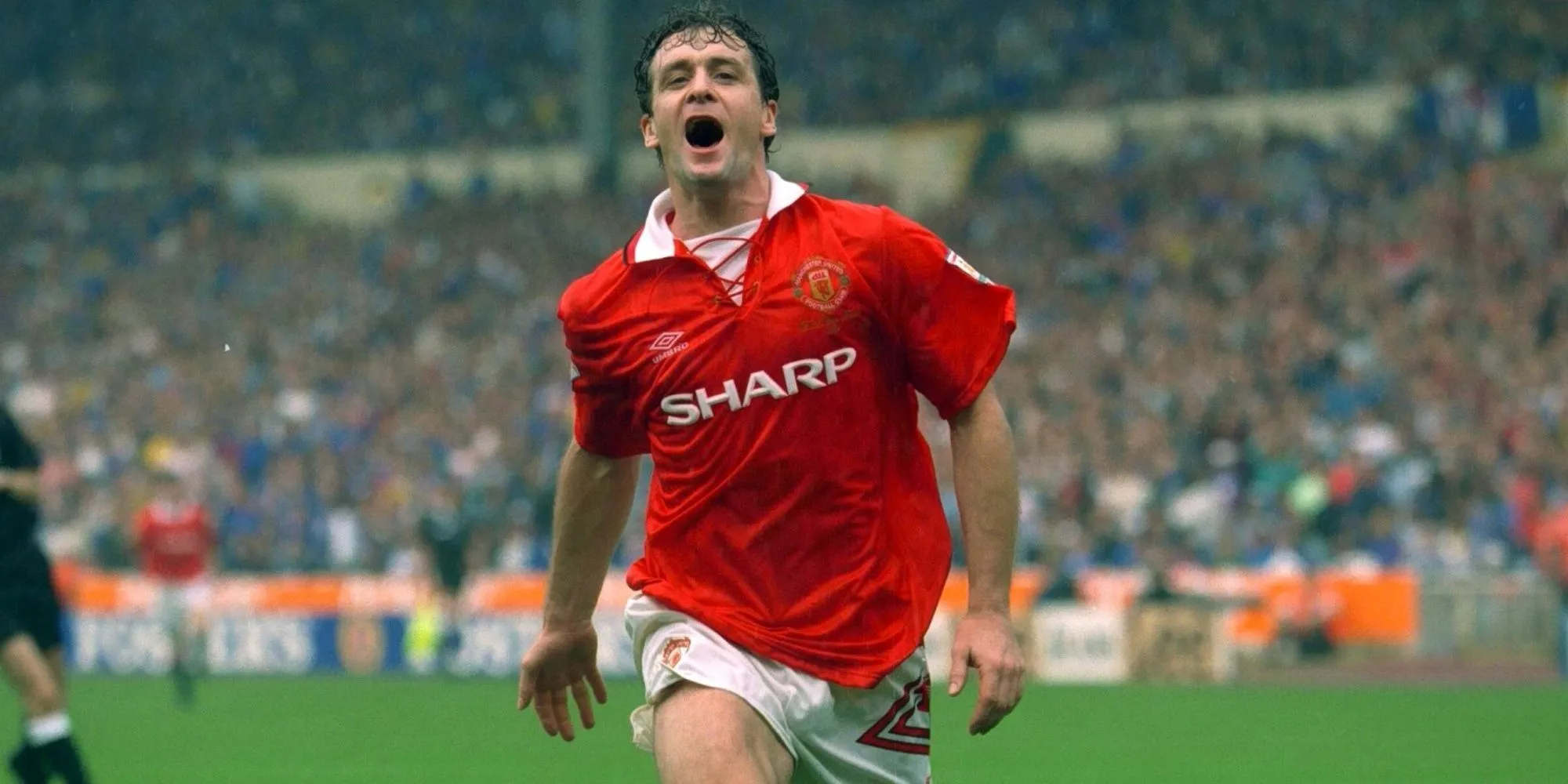 Huyền thoại Mark Hughes thi đấu cho Manchester United