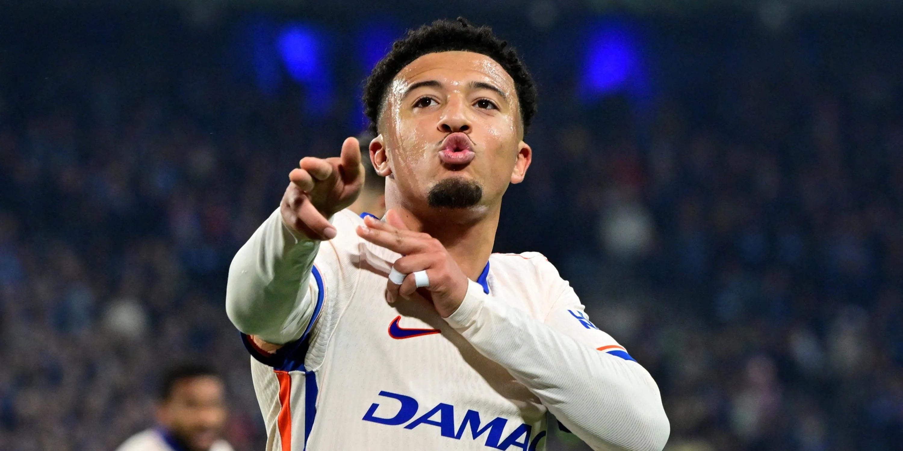 Jadon Sancho trong màu áo Chelsea đang đàm phán về hợp đồng mới