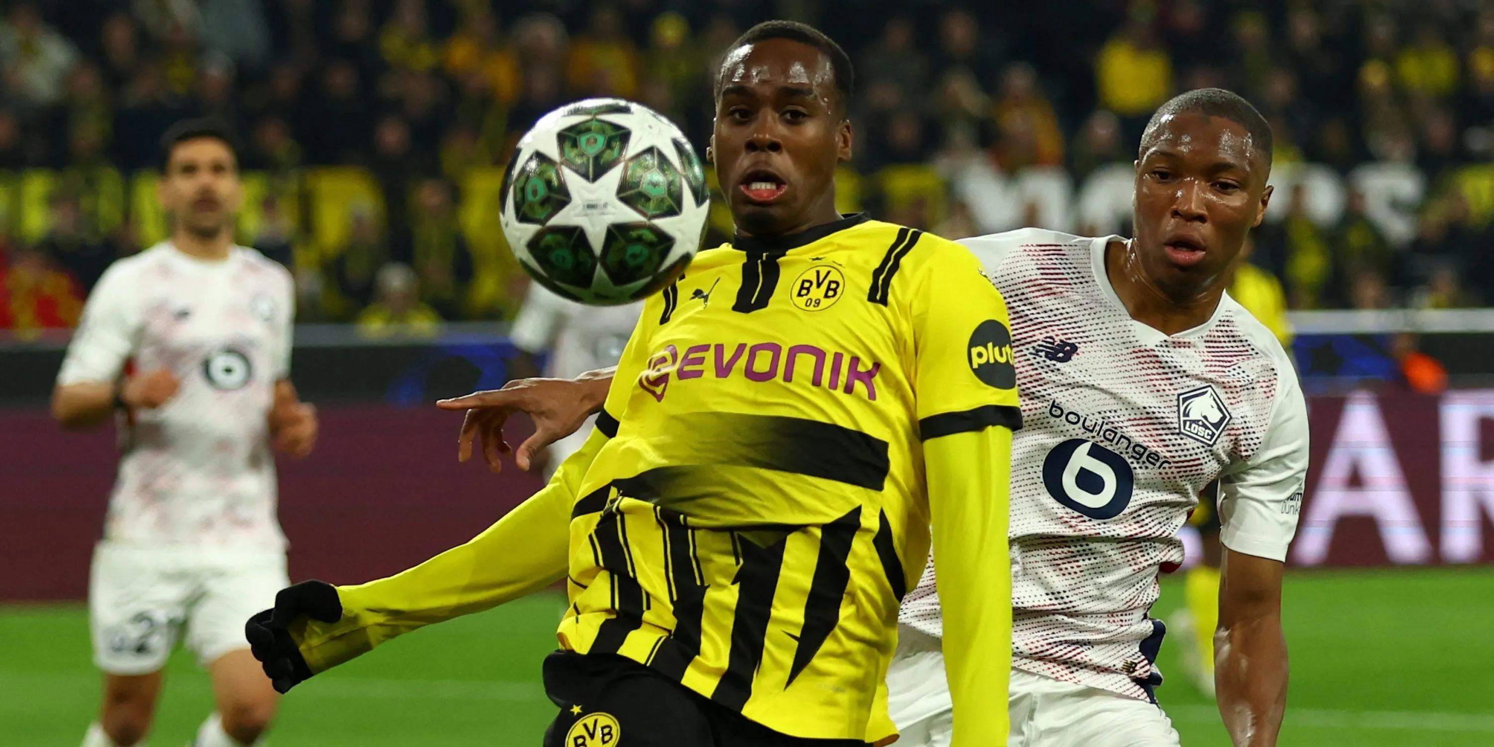 Jamie Bynoe-Gittens của Borussia Dortmund đi bóng kỹ thuật trước sự truy cản của Bafode Diakite bên phía Lille.