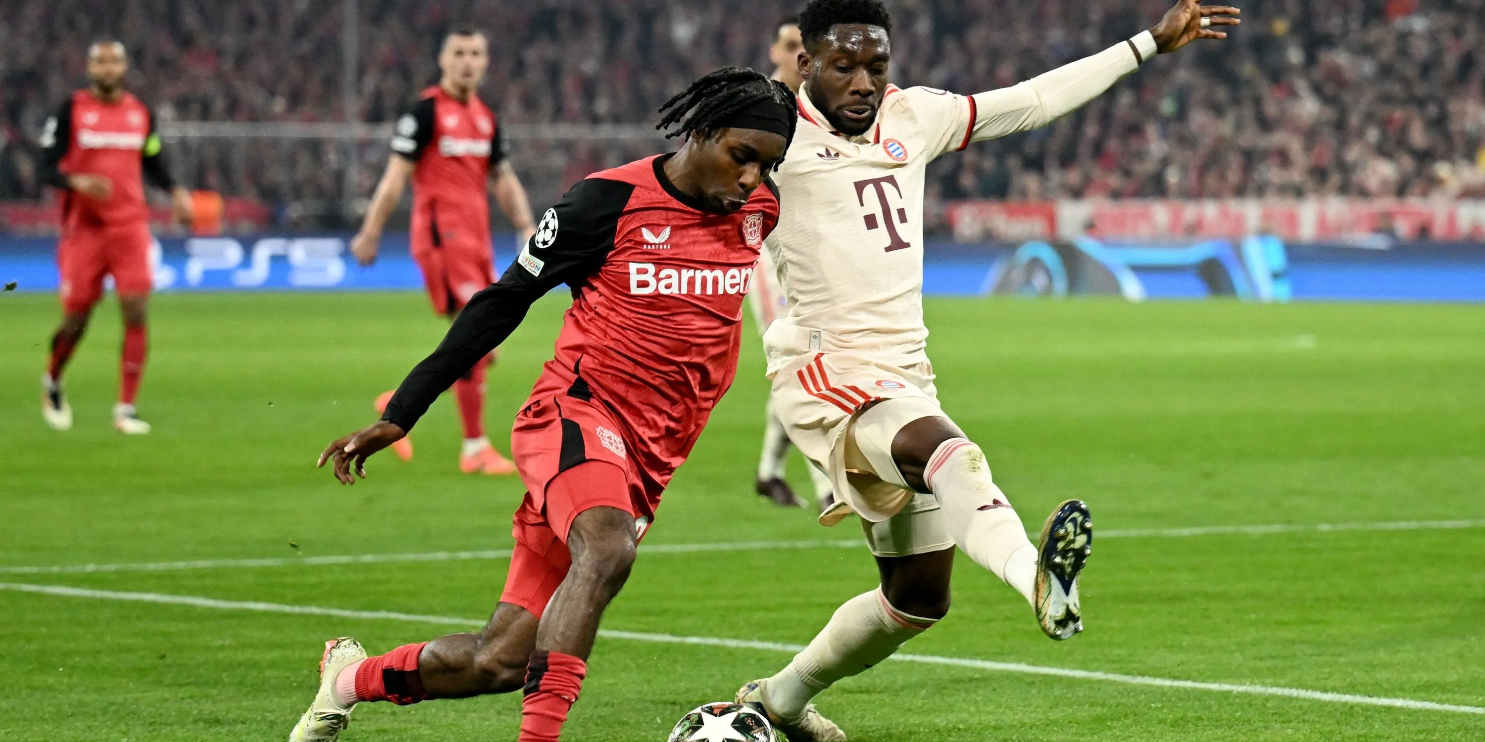 Jeremie Frimpong (áo trắng) tranh chấp bóng với Alphonso Davies, cho thấy khả năng thi đấu tốc độ của mục tiêu chuyển nhượng Liverpool.