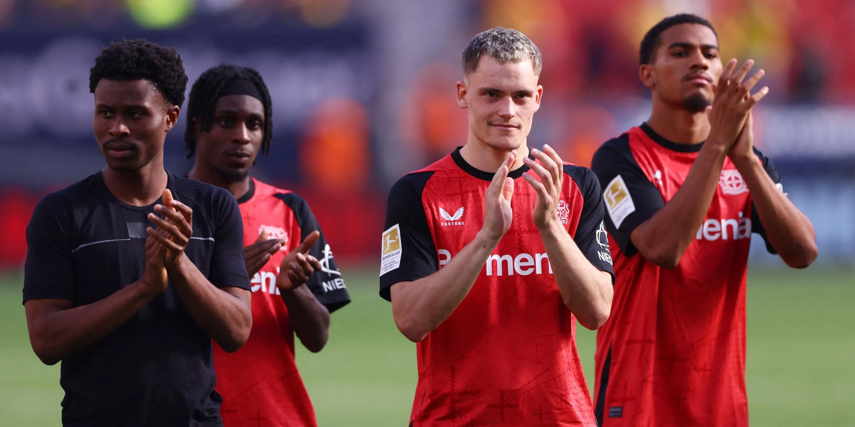 Jeremie Frimpong và Florian Wirtz tri ân người hâm mộ Bayer Leverkusen