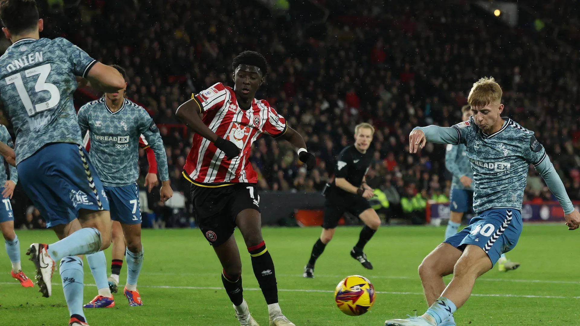 Jesurun Rak-Sakyi trong màu áo Sheffield United, thể hiện kỹ thuật cá nhân