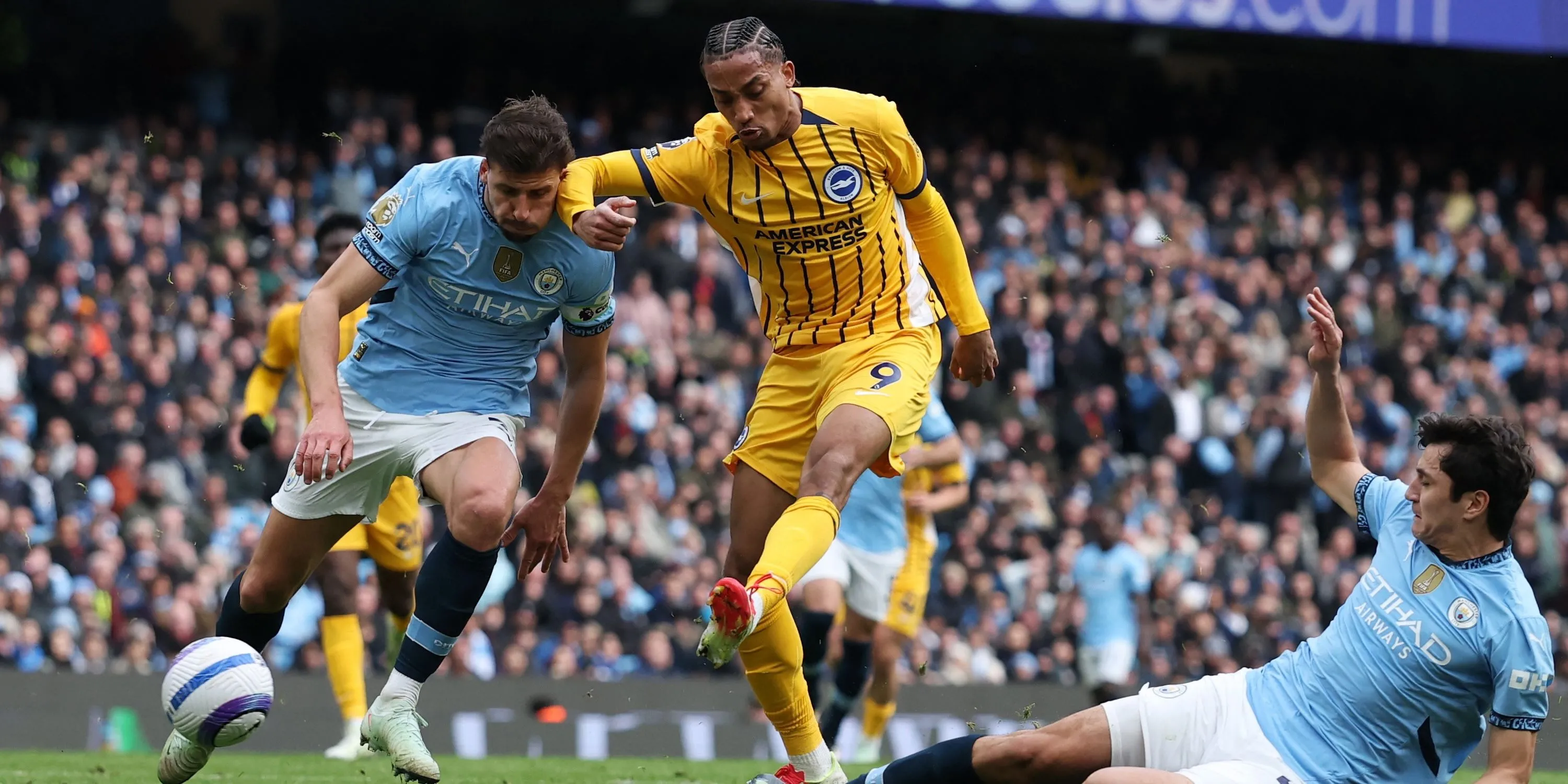 Joao Pedro (Brighton) trong pha tranh chấp với cầu thủ Manchester City