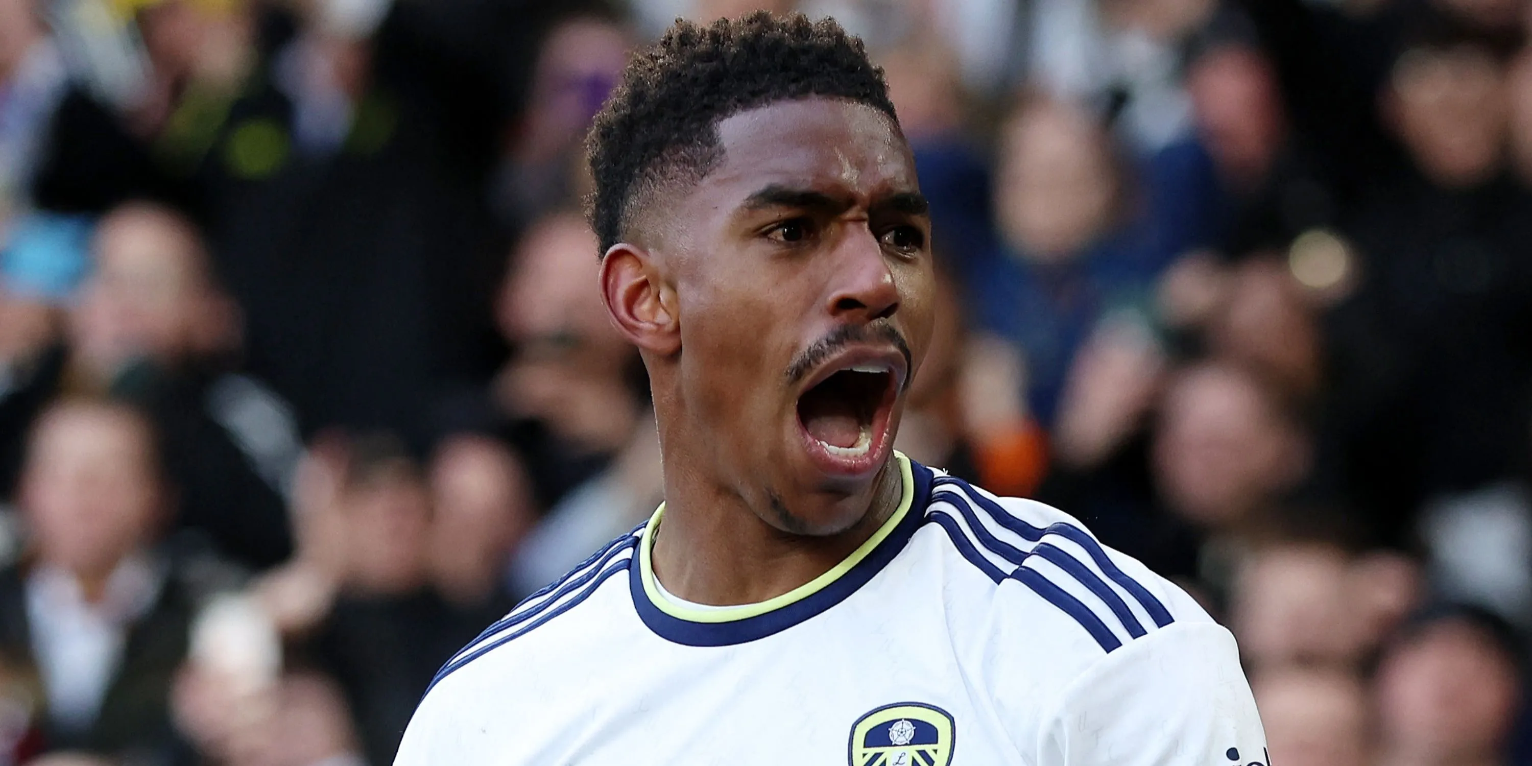 Junior Firpo trong màu áo Leeds United, mục tiêu chuyển nhượng của West Ham