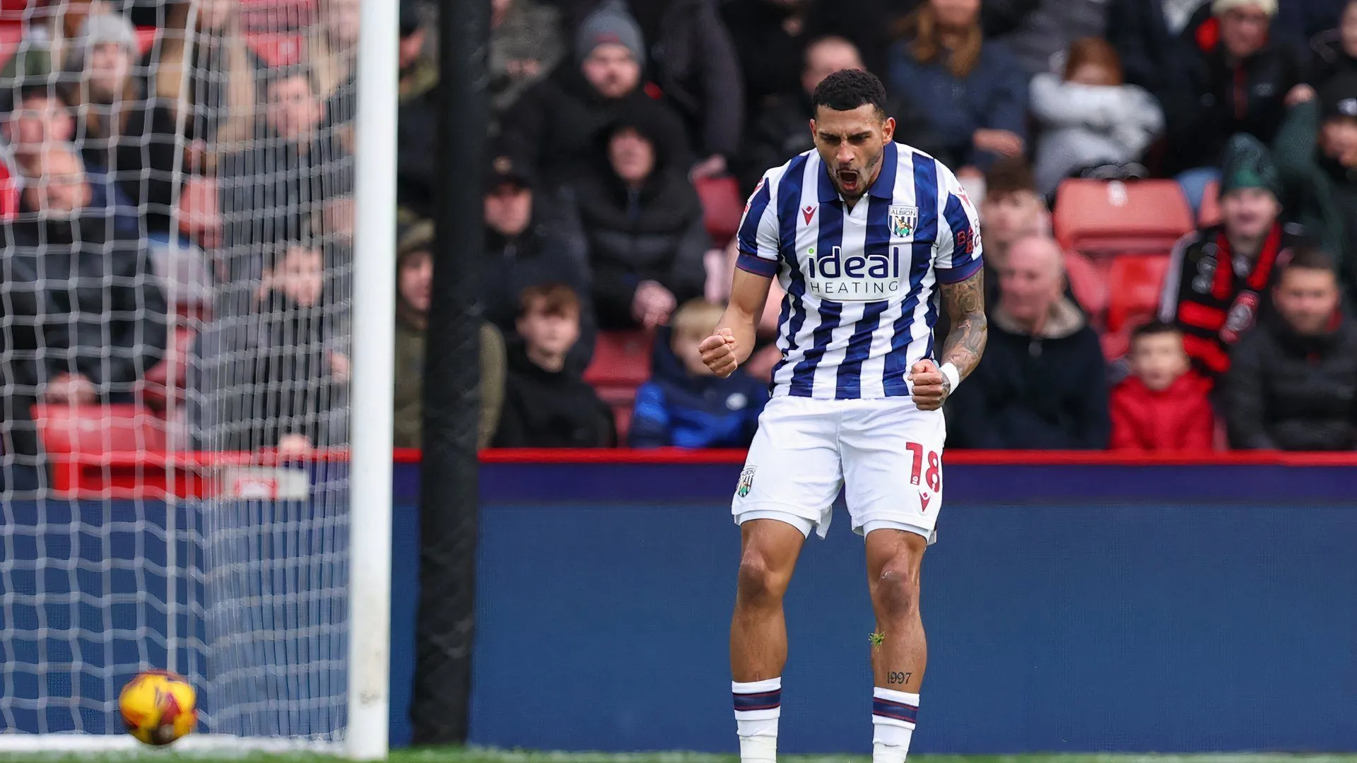 Karlan Grant ăn mừng bàn thắng quan trọng cho West Brom trong trận đấu với Sheffield United tại Championship