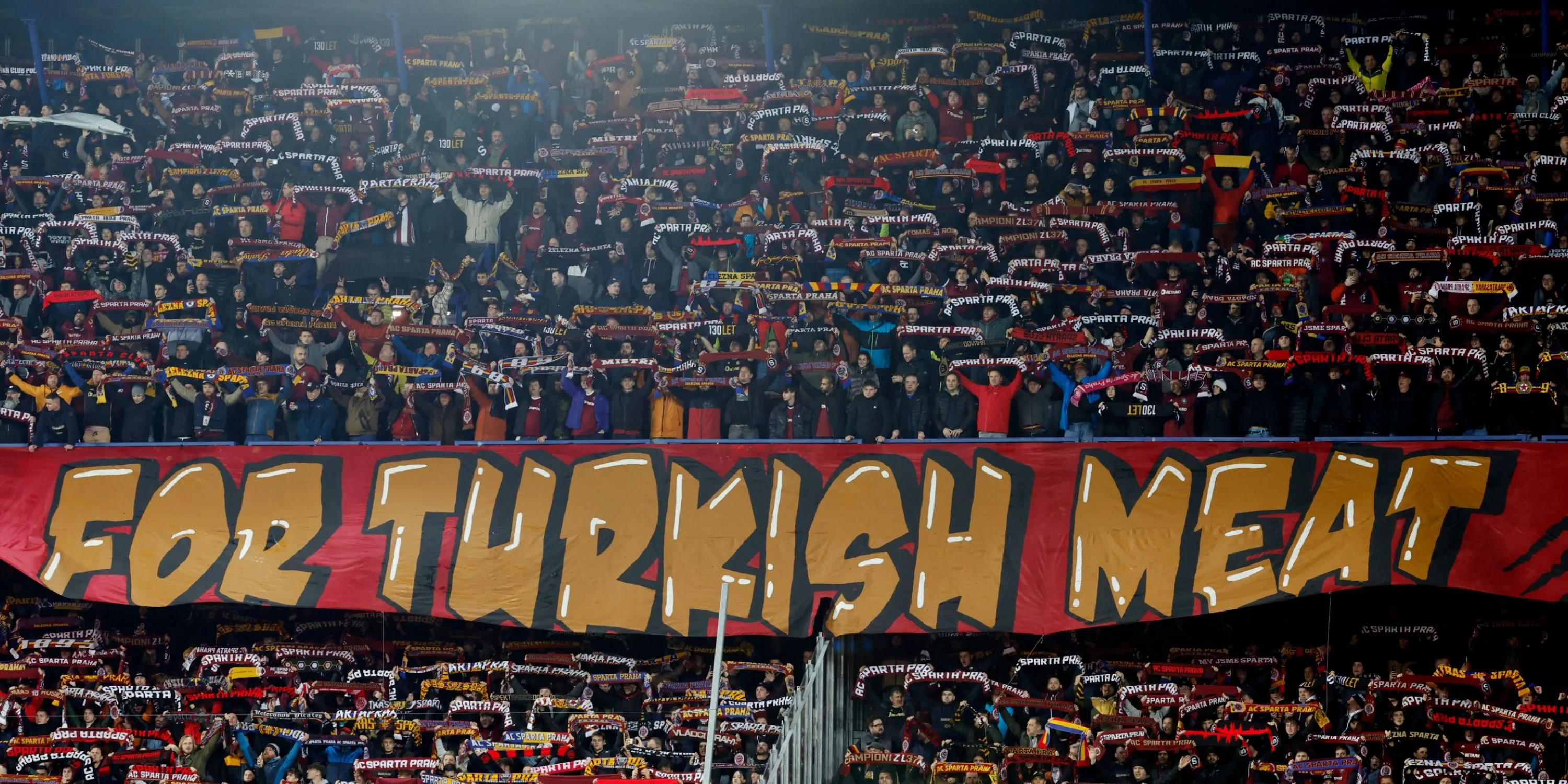 Khung cảnh cổ động viên Sparta Prague trên khán đài trước giờ bóng lăn
