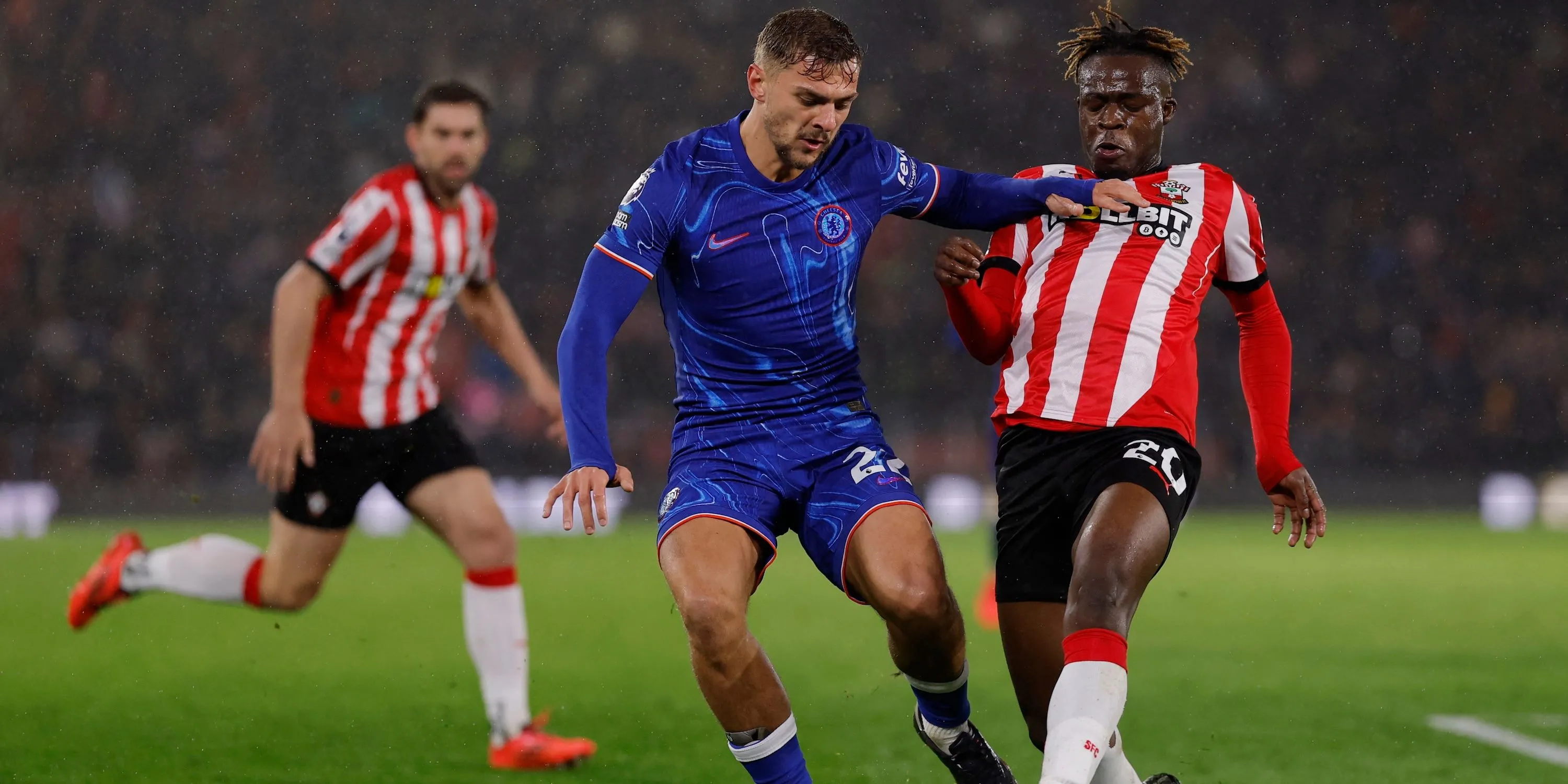 Kiernan Dewsbury-Hall tranh chấp bóng trong một trận đấu của Chelsea mùa này