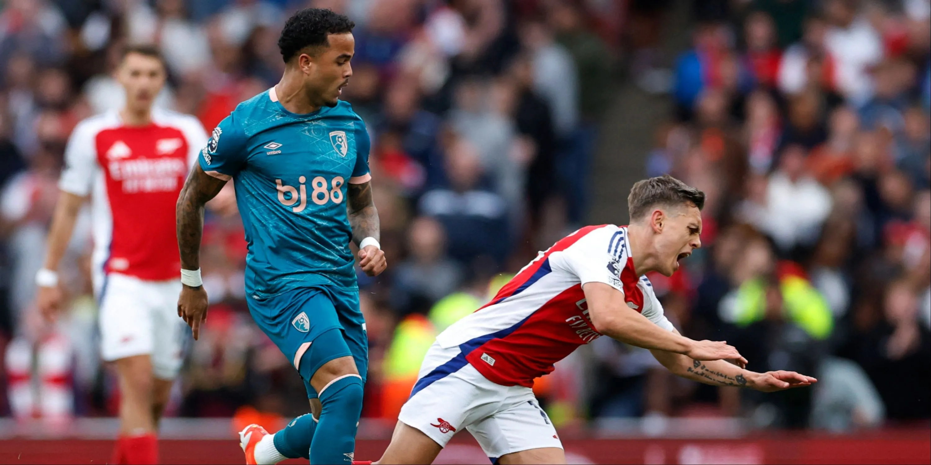 Leandro Trossard trong một pha tranh chấp với Justin Kluivert của Bournemouth, thể hiện sự mờ nhạt gần đây.