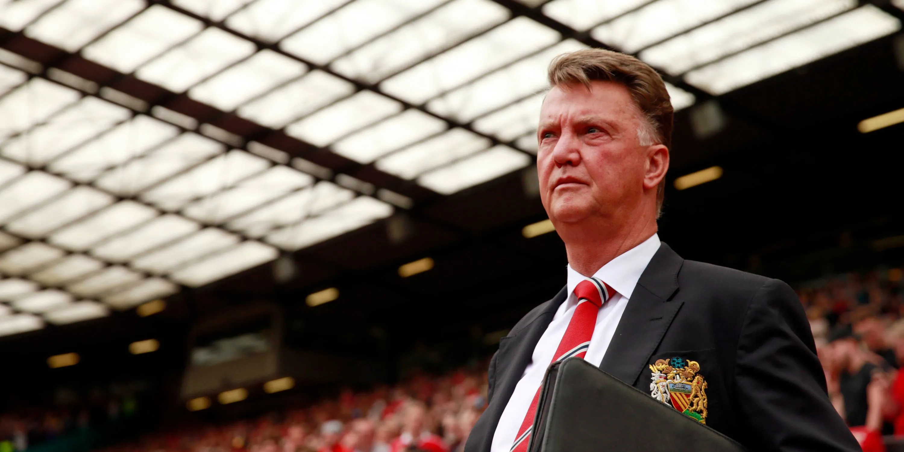 Louis van Gaal chỉ đạo trên sân với tư cách HLV Manchester United