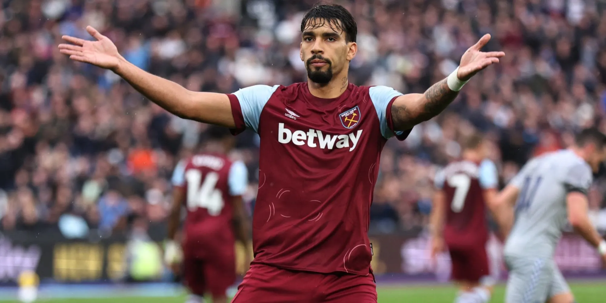 Lucas Paqueta của West Ham xúc động sau khi nhận thẻ vàng trong trận đấu với Tottenham