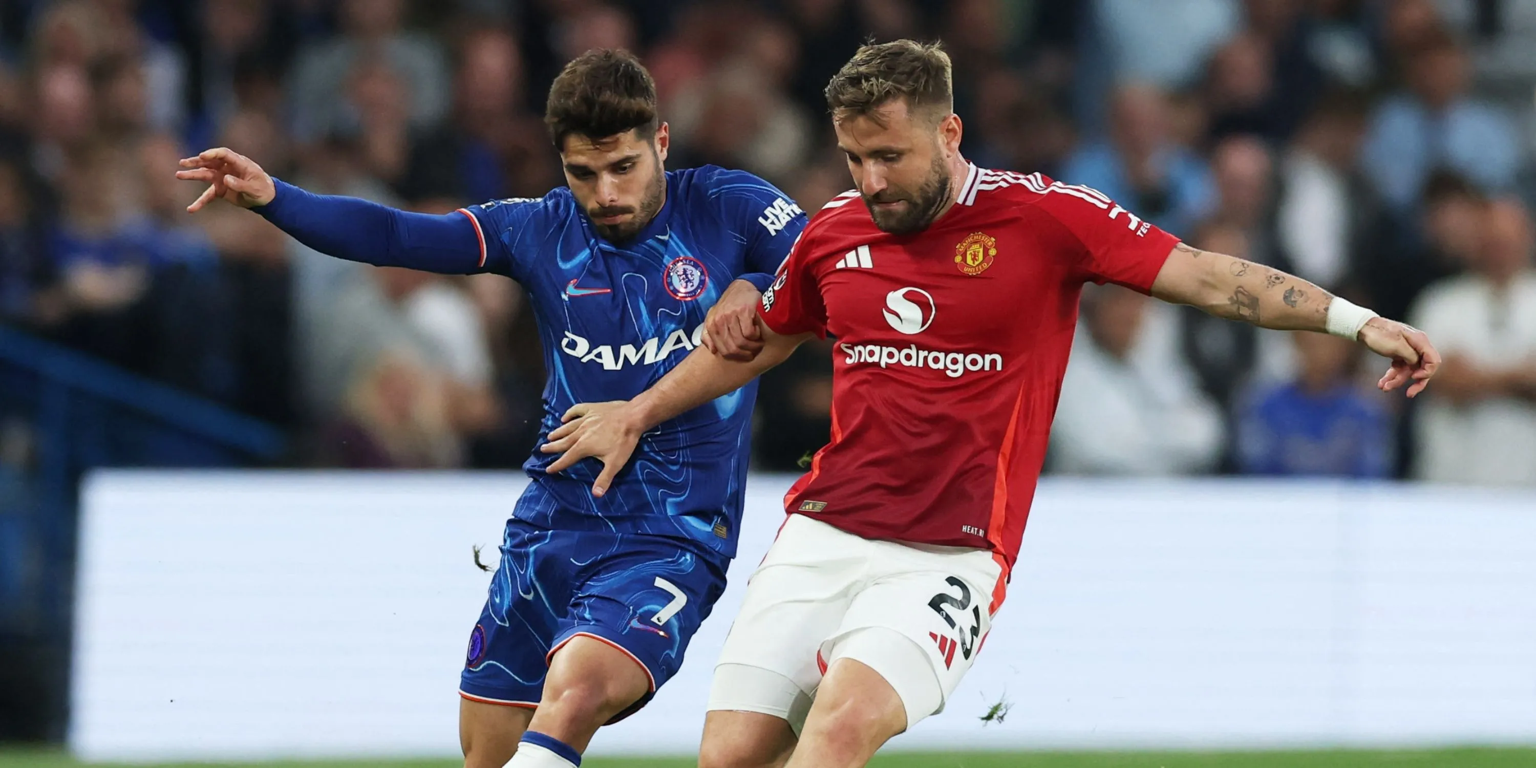Luke Shaw thi đấu dưới sức trong trận Manchester United thua Chelsea