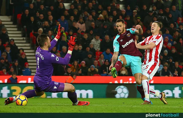 Marko Arnautovic ghi bàn cho West Ham vs Stoke City