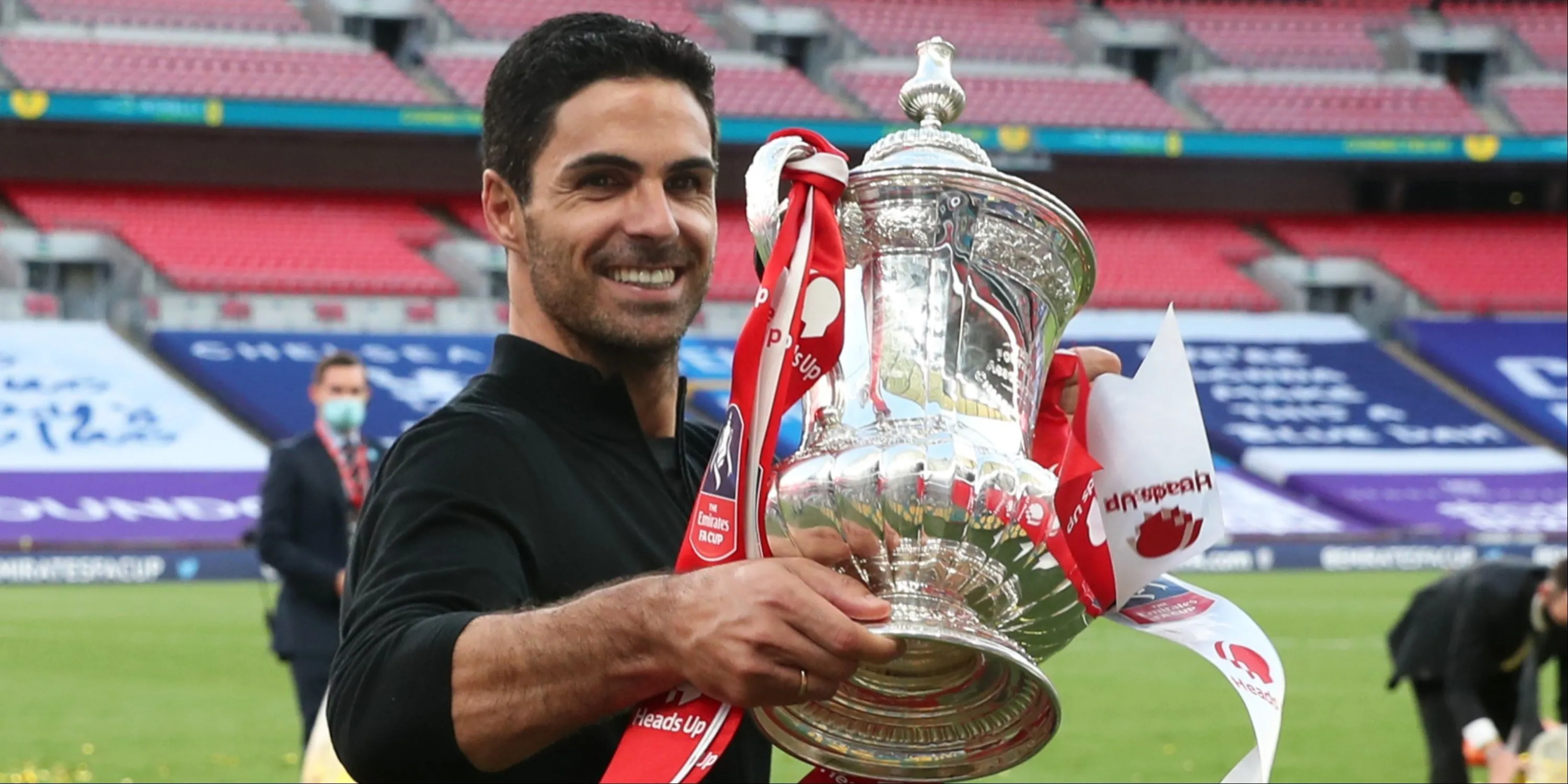 Mikel Arteta cùng chiếc cúp FA sau trận chung kết