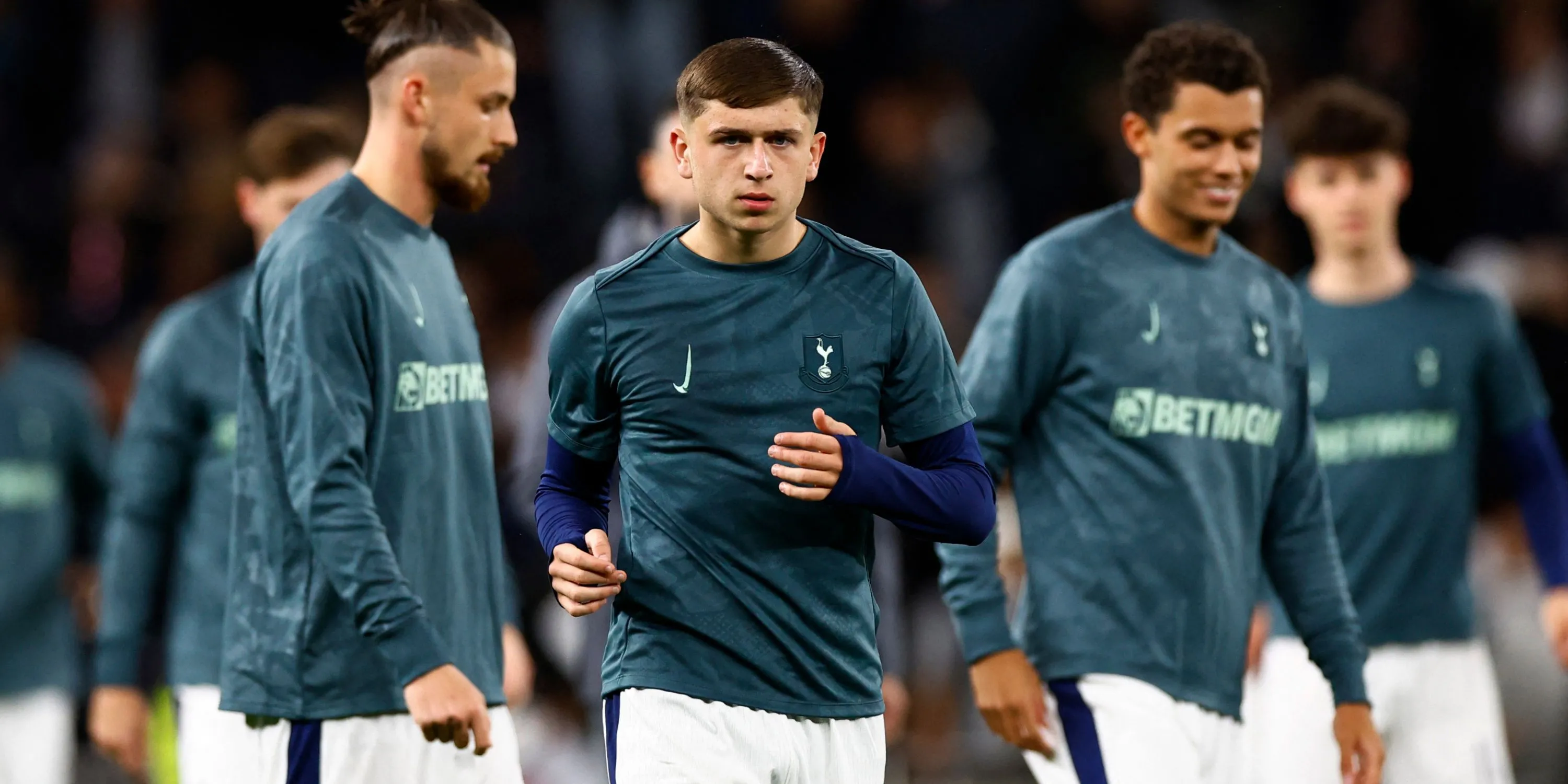 Mikey Moore chuẩn bị cho trận đấu tại cúp châu Âu cùng đội Tottenham