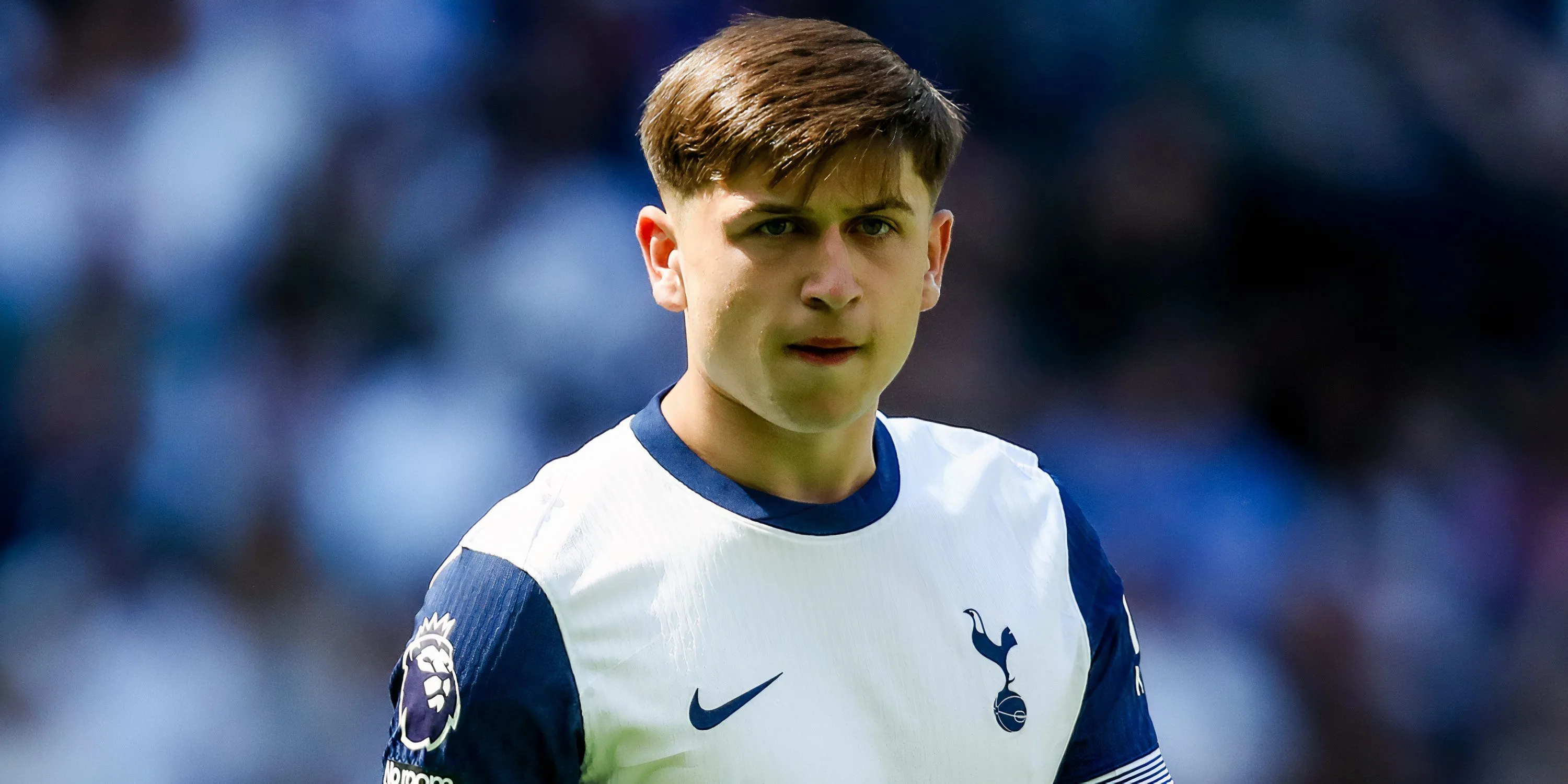 Mikey Moore trong màu áo Tottenham Hotspur thi đấu trên sân