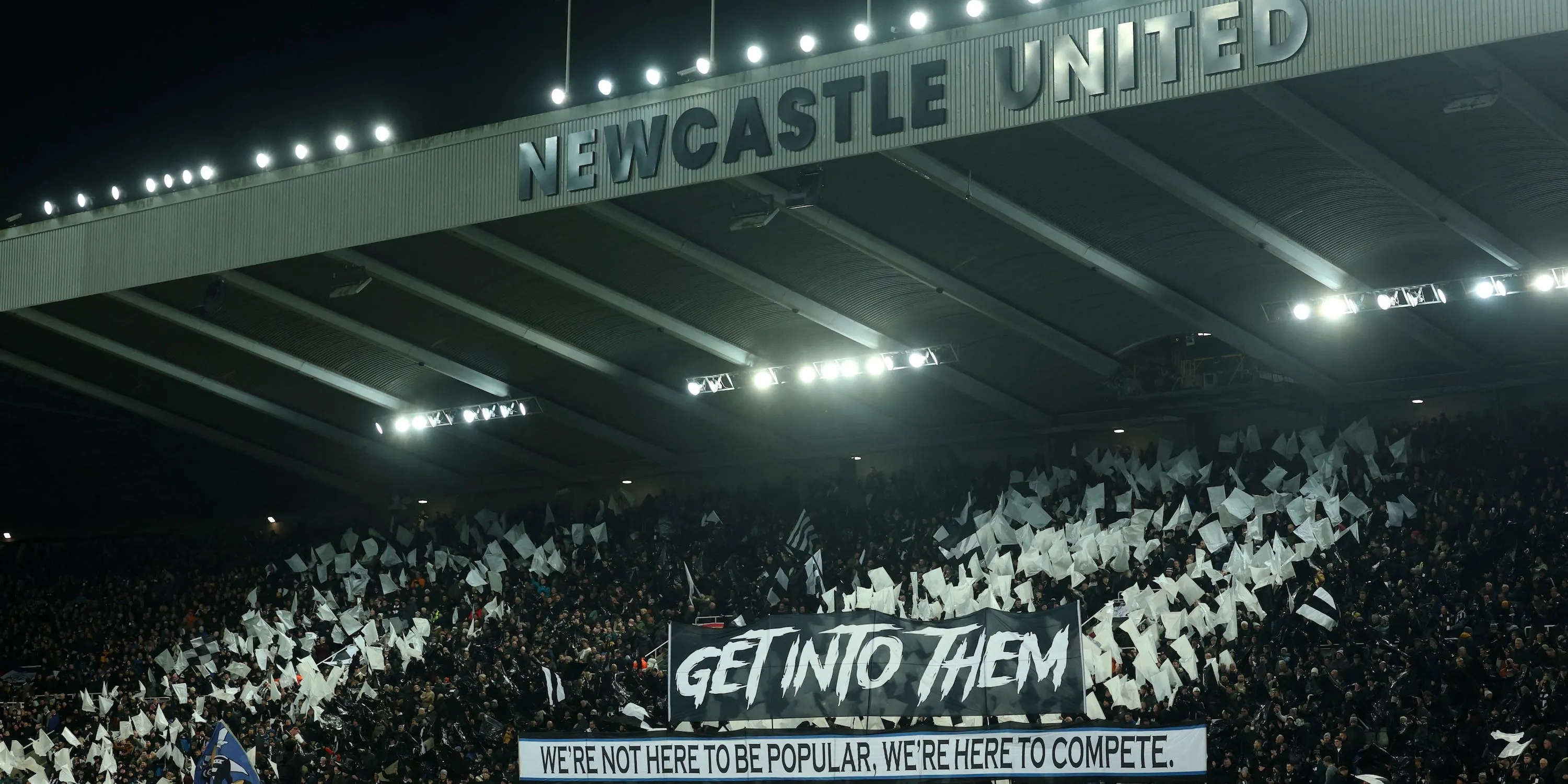 Người hâm mộ Newcastle United cổ vũ trên khán đài