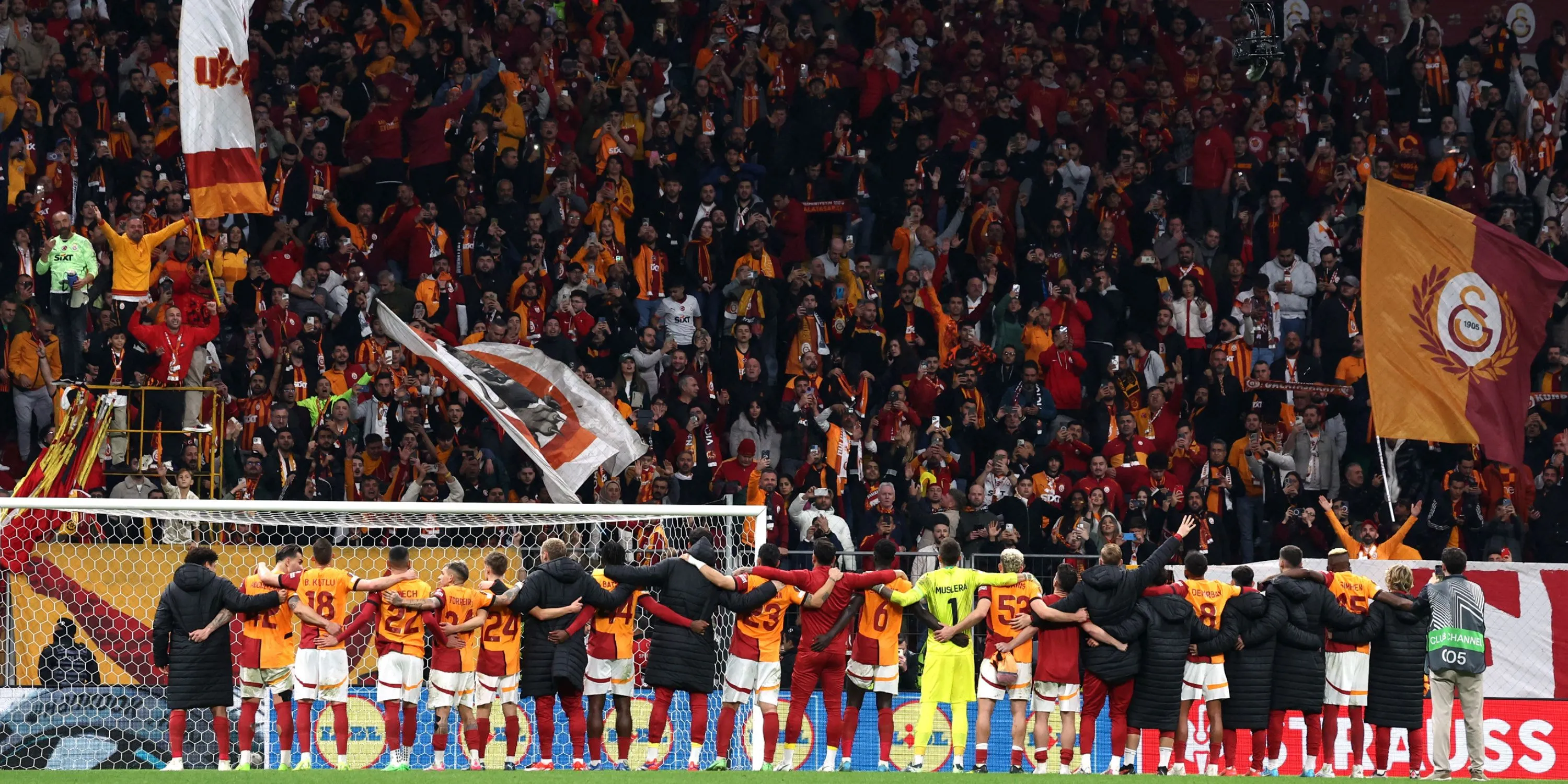 Nhóm Ultra UltrAslan của Galatasaray tạo màn trình diễn khói và pháo sáng ấn tượng