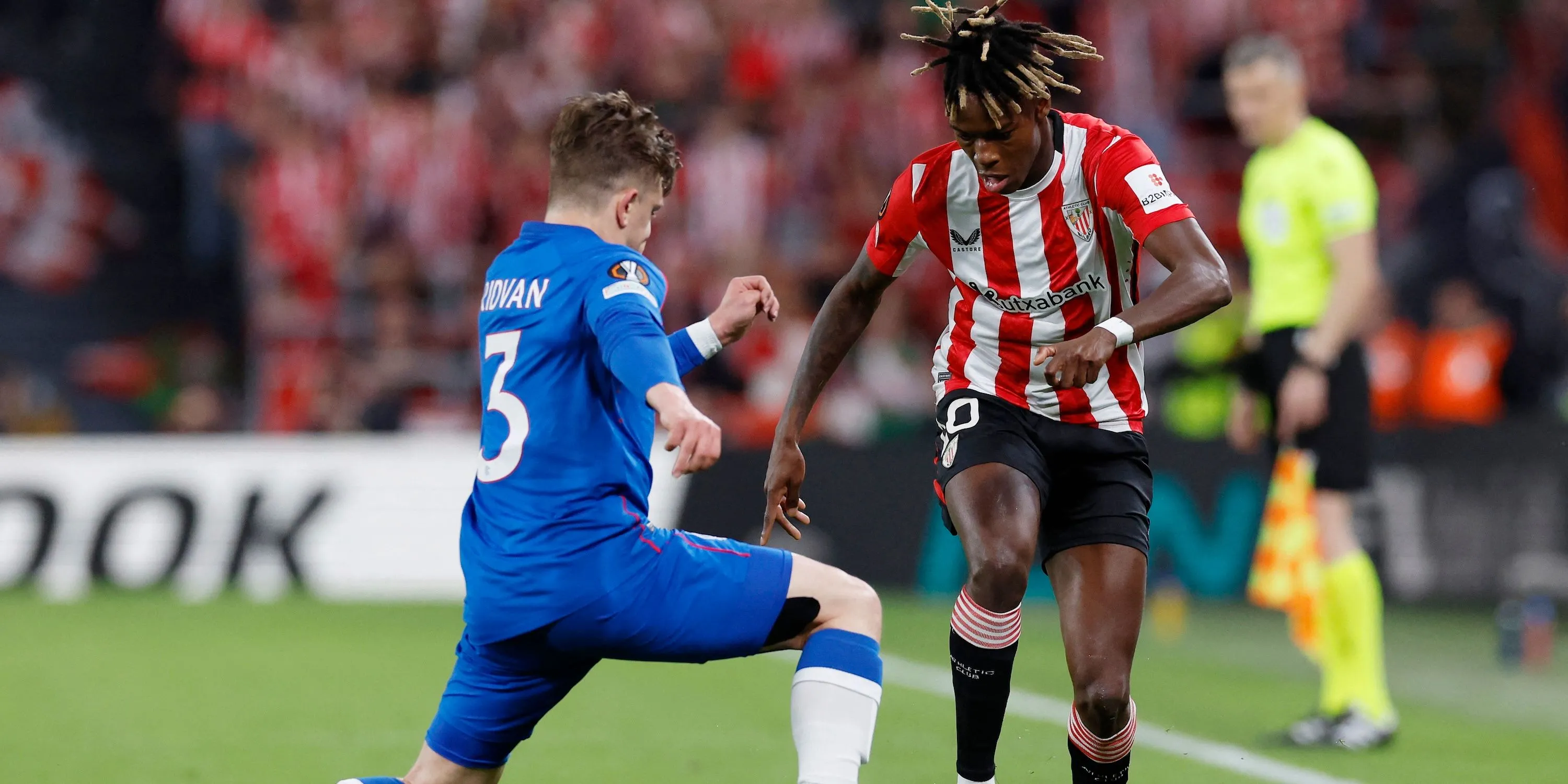 Nico Williams của Athletic Bilbao đối đầu với Ridvan Yilmaz của Rangers trong một trận đấu