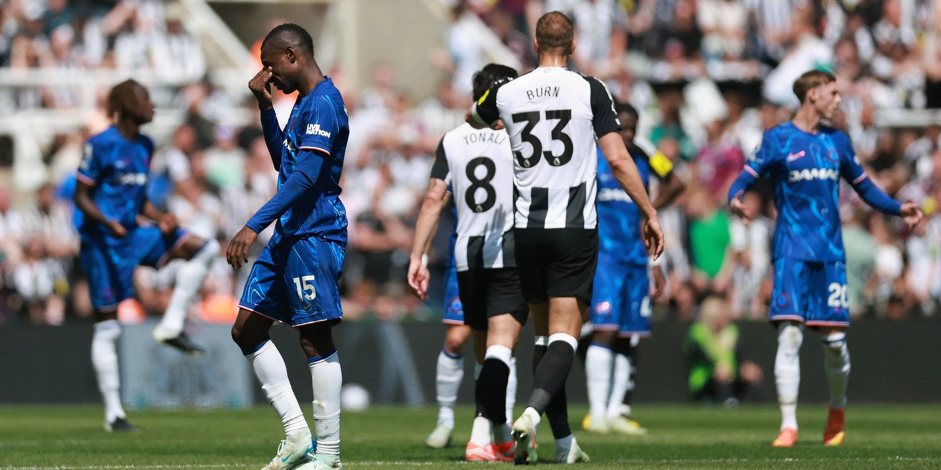 Nicolas Jackson nhận thẻ đỏ trong trận đấu với Newcastle, một khoảnh khắc đáng quên của tiền đạo Chelsea.