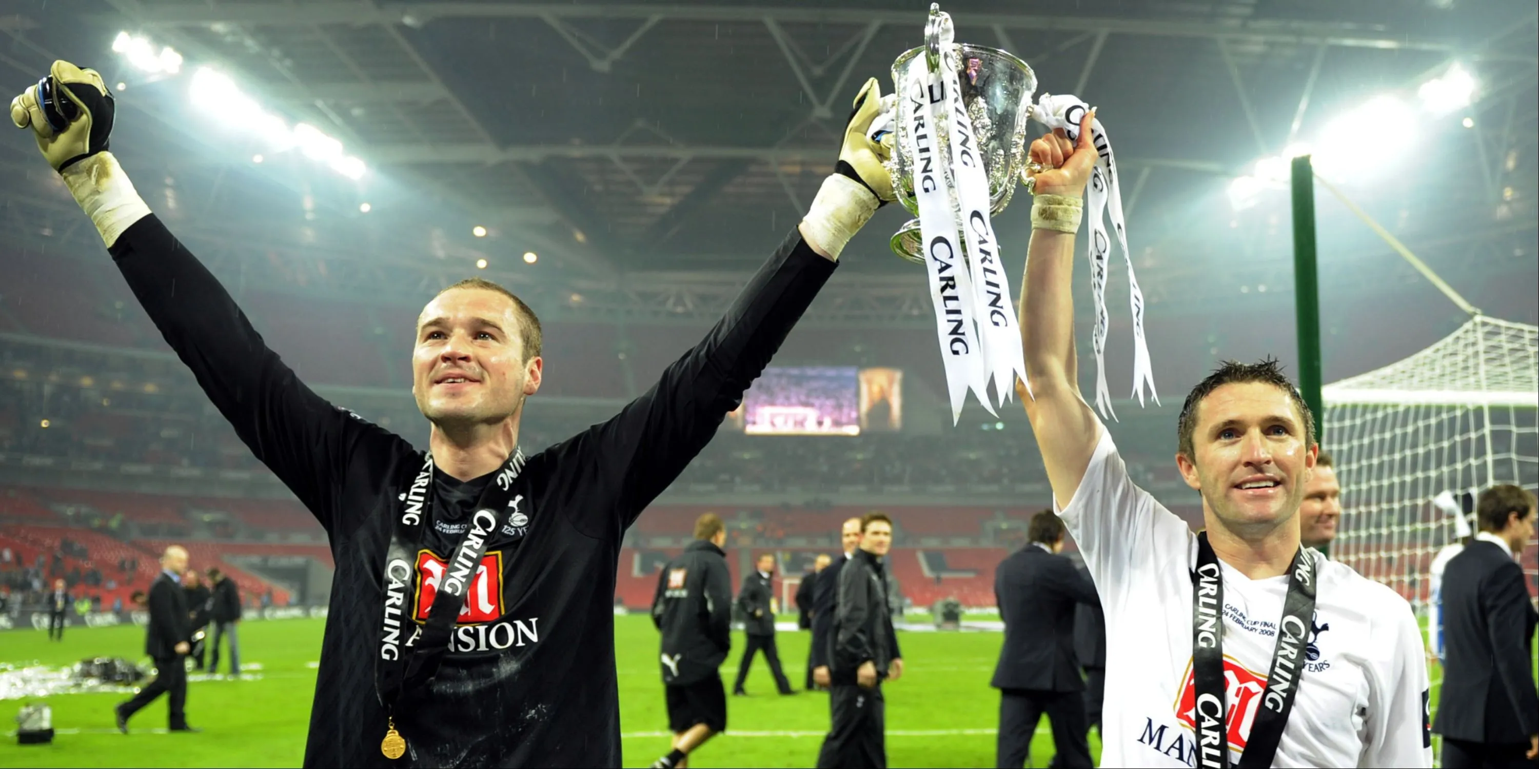 Paul Robinson và Roy Keane cùng cúp Liên đoàn Anh