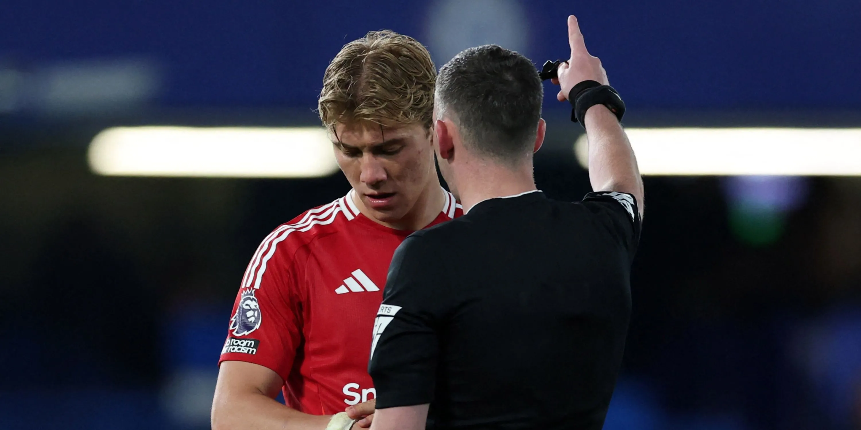 Rasmus Hojlund tương tác với trọng tài trong trận Chelsea vs Man Utd