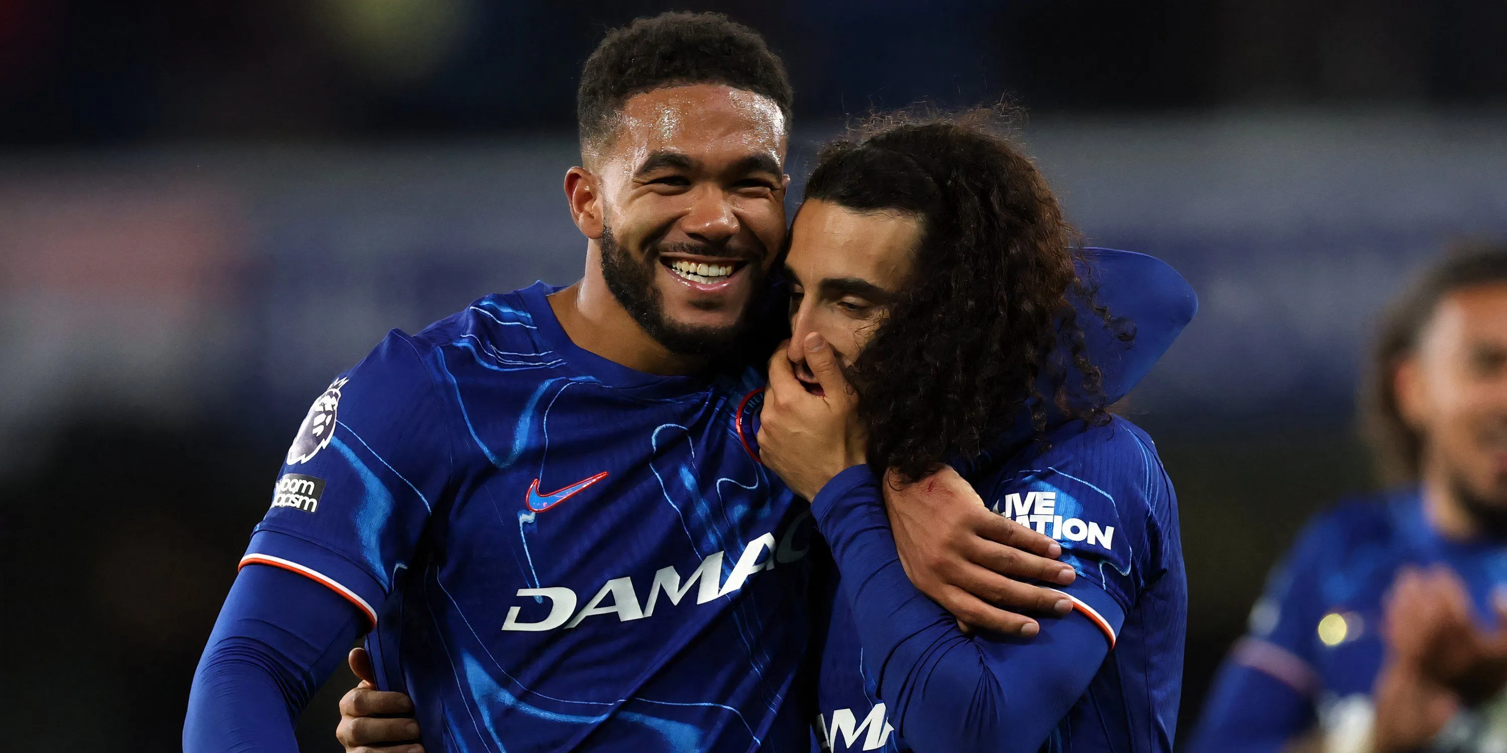 Reece James và Marc Cucurella ăn mừng bàn thắng Chelsea vs MU Premier League