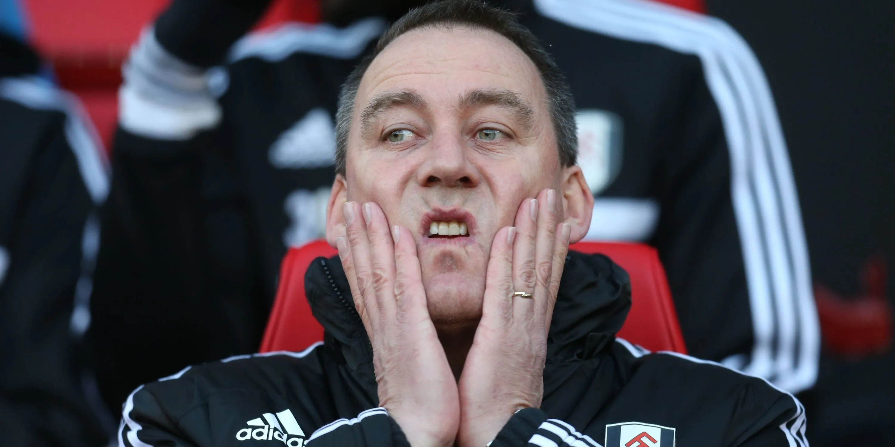 Rene Meulensteen HLV Fulham tỏ ra lo lắng trên băng ghế chỉ đạo