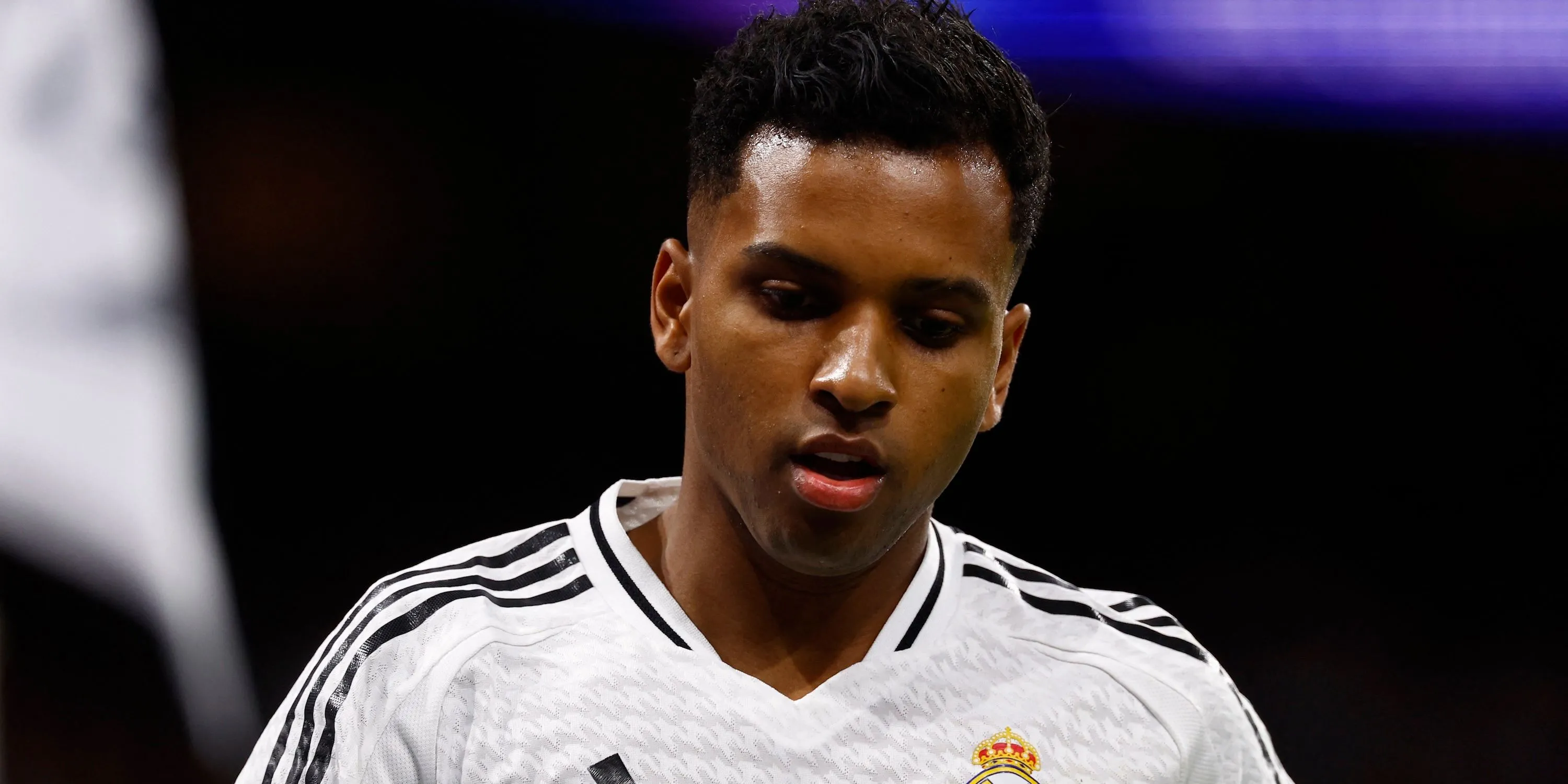 Rodrygo Goes trong màu áo Real Madrid, thể hiện đẳng cấp của một cầu thủ hàng đầu thế giới.