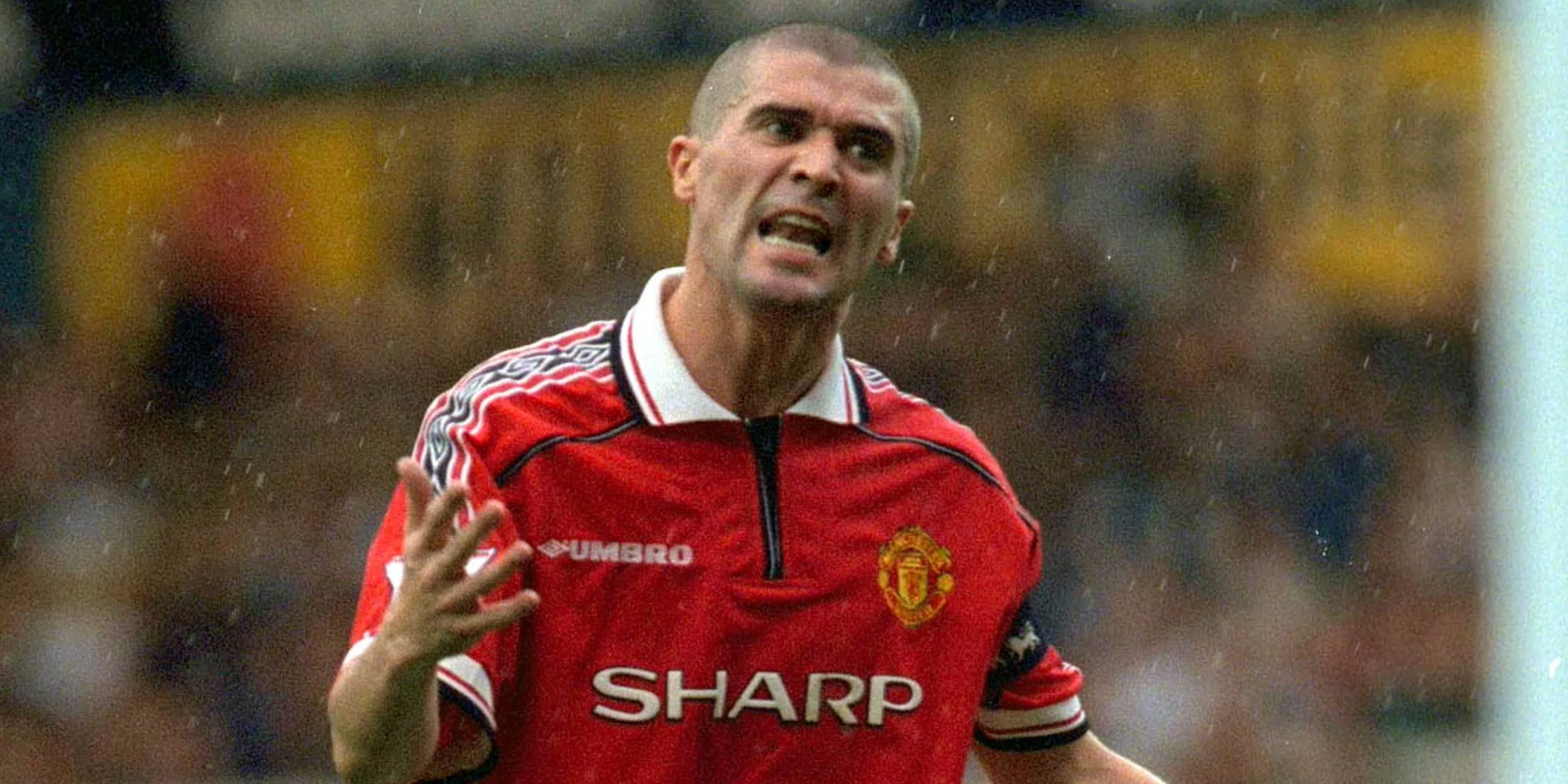 Roy Keane trong màu áo Manchester United, một trong những tiền vệ có tầm ảnh hưởng nhất