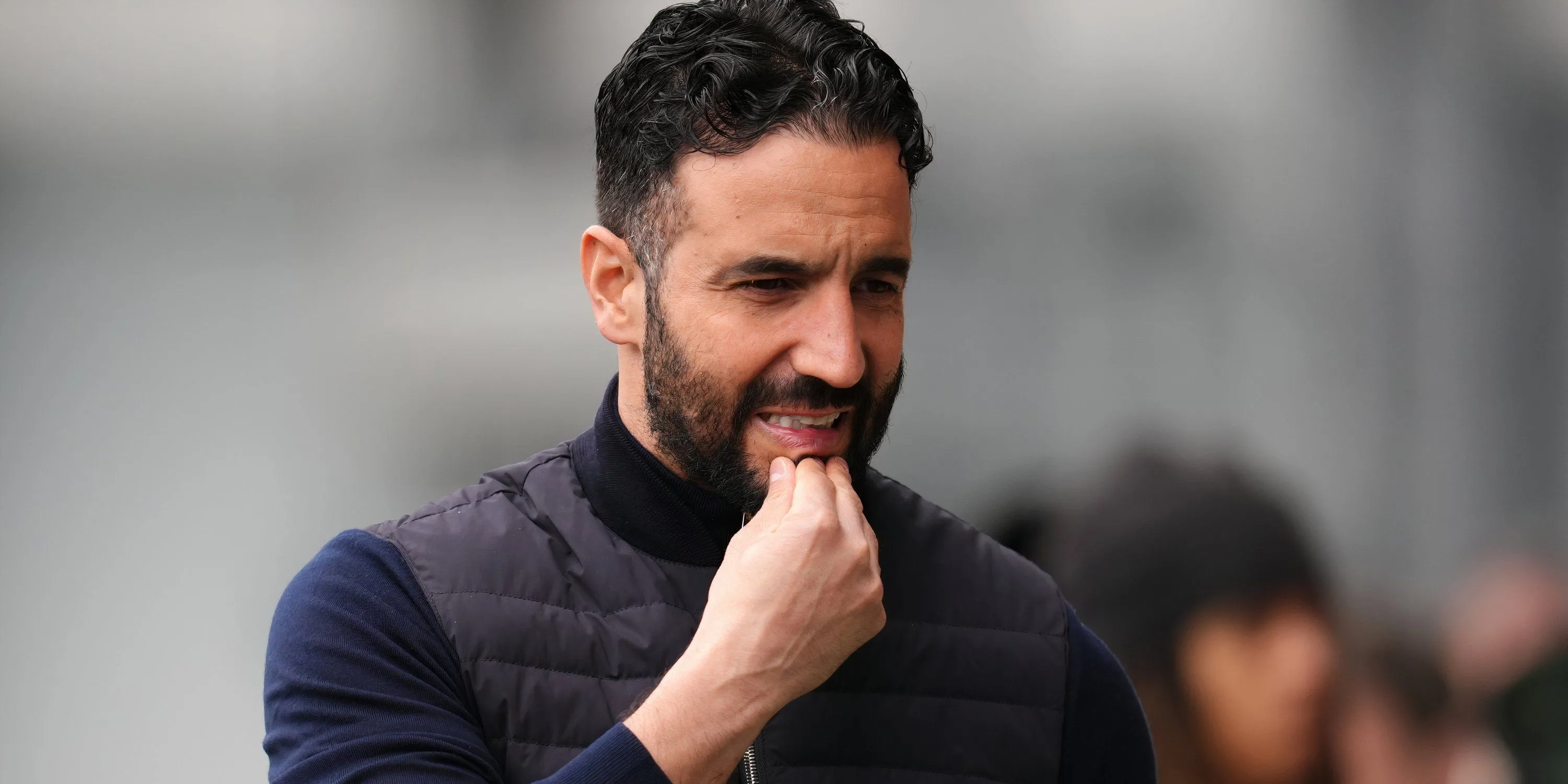 Ruben Amorim đang chỉ đạo chiến thuật cho Manchester United trên sân tập