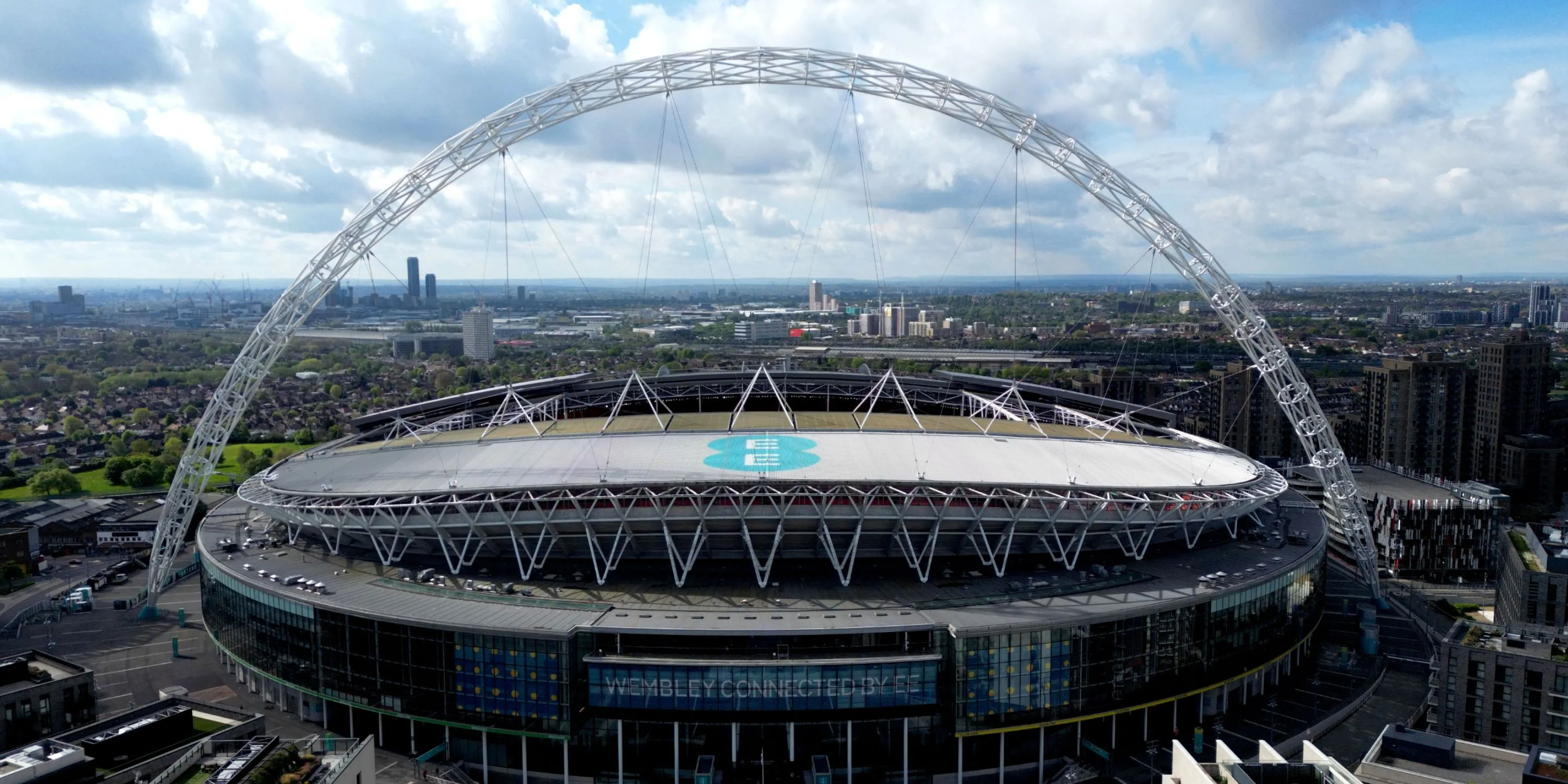 Sân vận động Wembley, nơi diễn ra các trận đấu quan trọng của bóng đá Anh, liên quan đến quyết định của FA về cầu thủ chuyển giới.