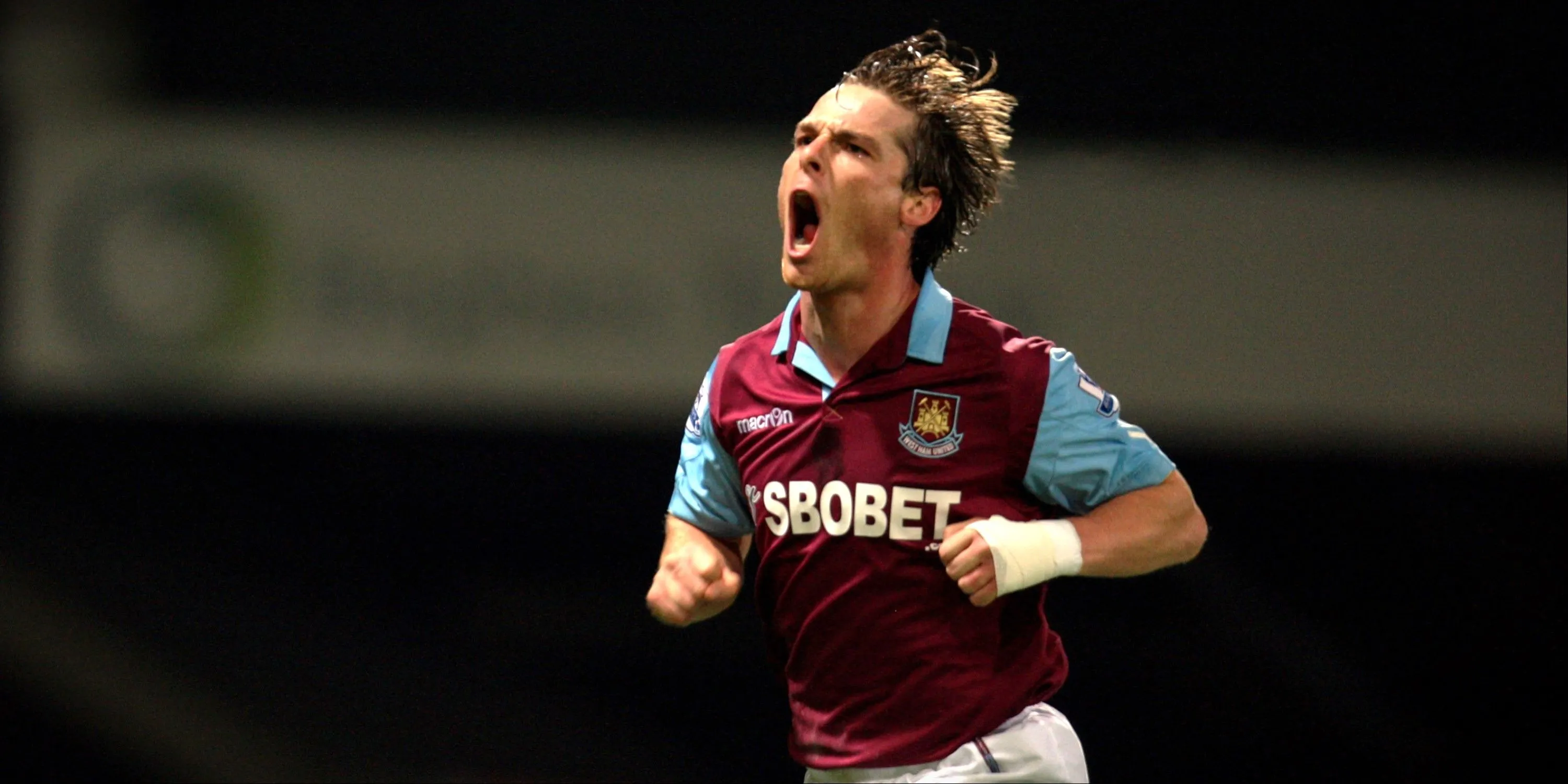Scott Parker ghi bàn và ăn mừng cùng West Ham United