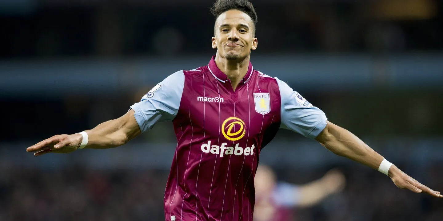 Scott Sinclair trong màu áo Aston Villa thi đấu tại Premier League