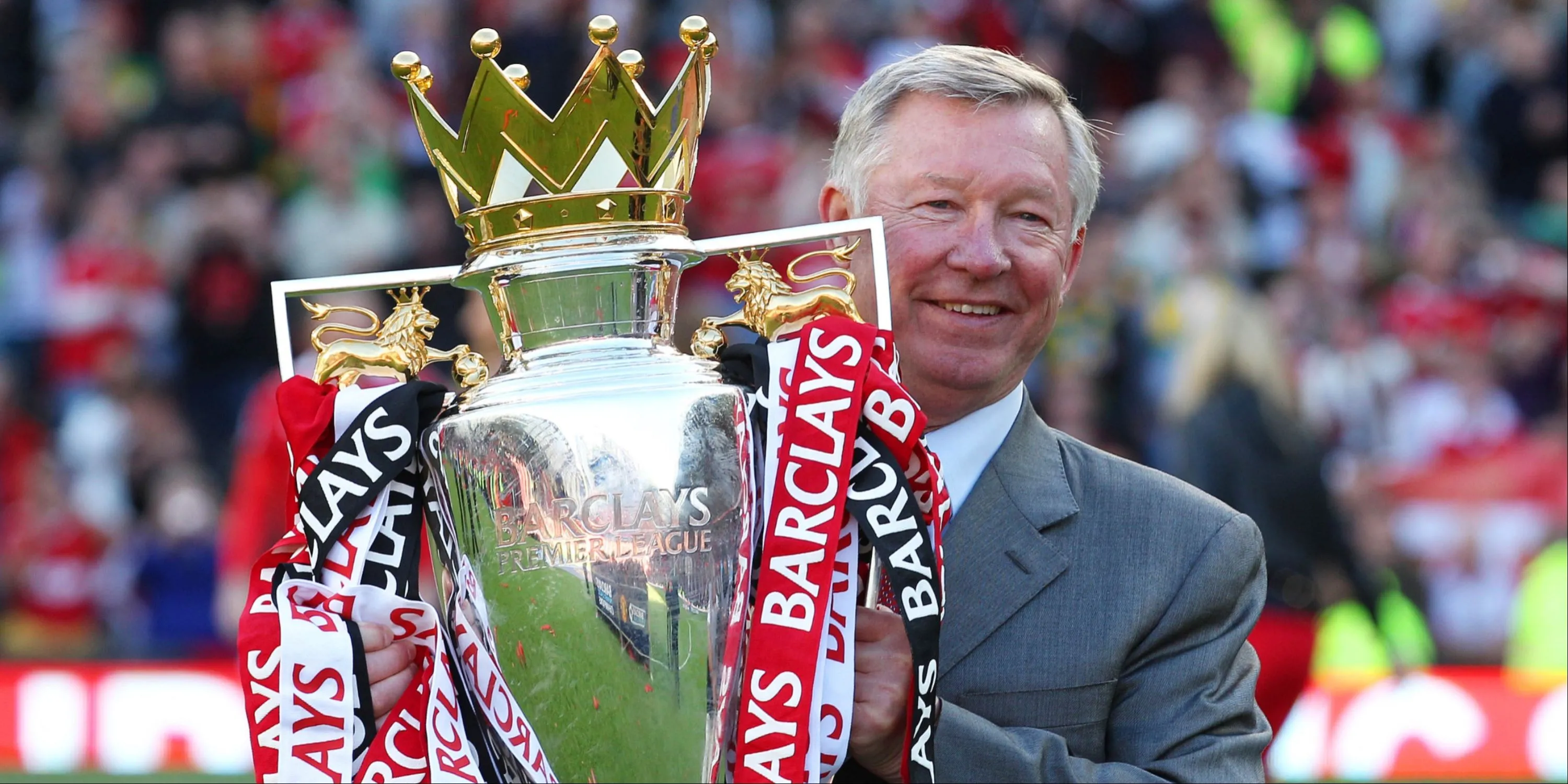 Sir Alex Ferguson cùng chiếc cúp Premier League