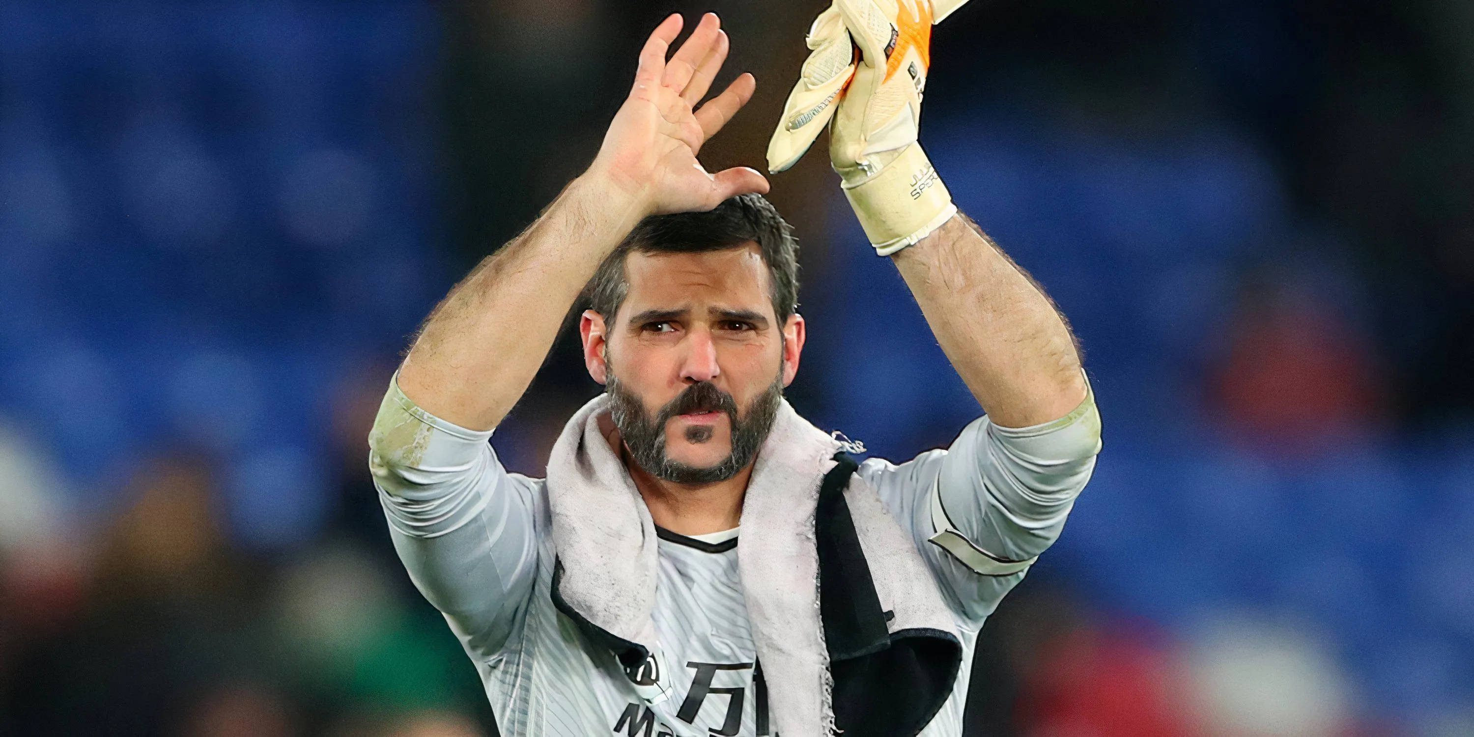 Thủ môn Julian Speroni trong màu áo Crystal Palace thi đấu trên sân
