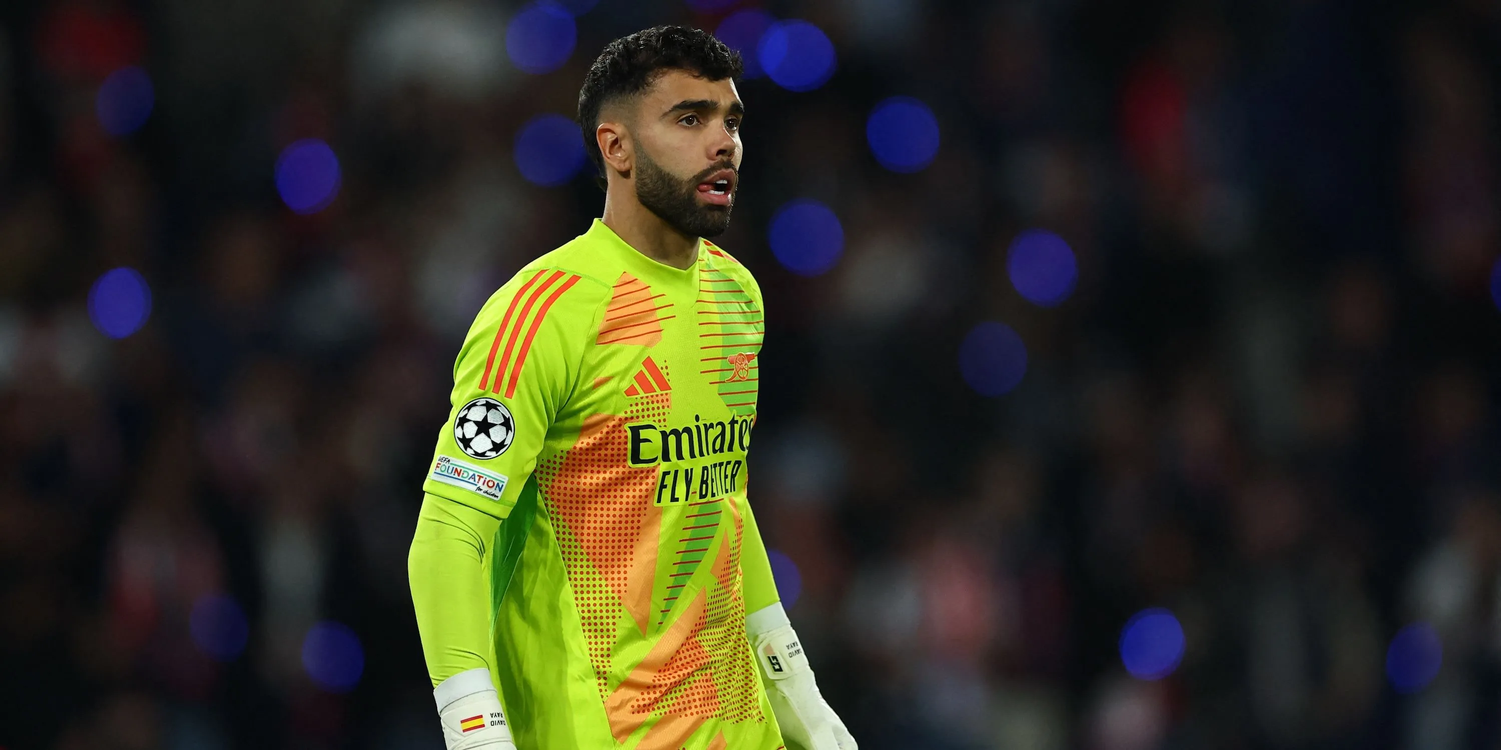 Thủ thành David Raya của Arsenal trong một pha bắt bóng trên sân