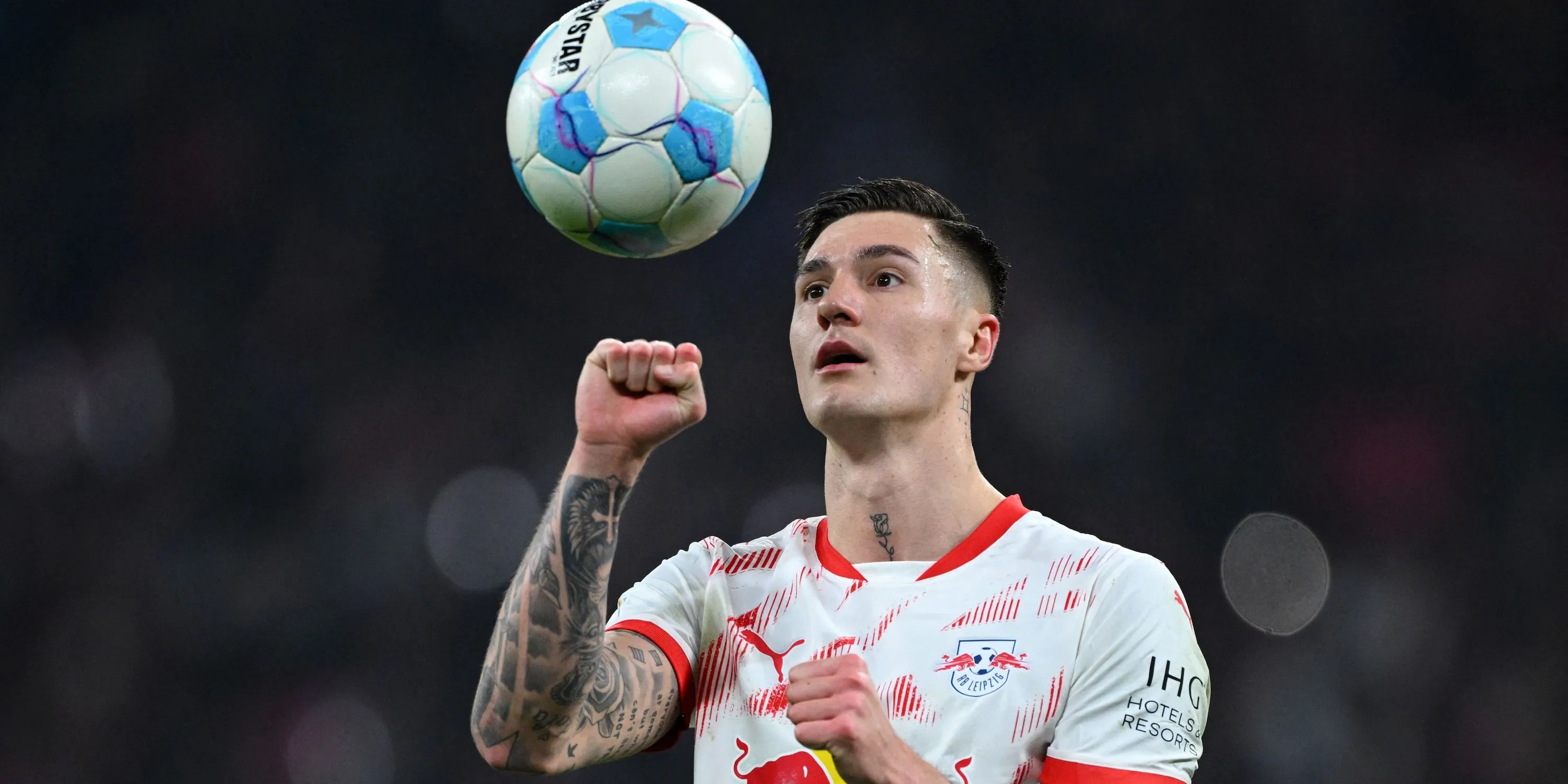 Tiền đạo Benjamin Sesko của RB Leipzig chuẩn bị thực hiện quả phạt đền, mục tiêu tiềm năng của Liverpool.