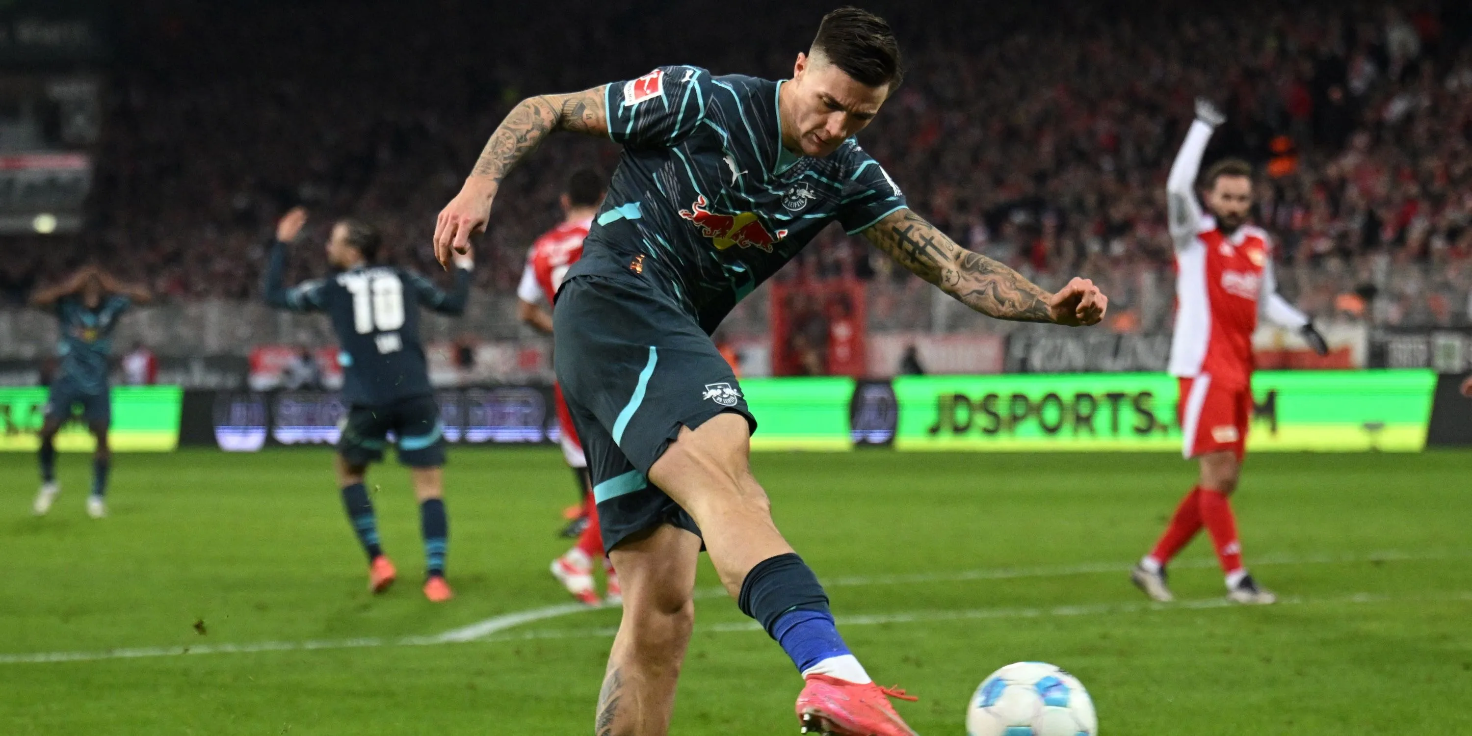 Tiền đạo Benjamin Šeško của RB Leipzig tung cú sút uy lực về phía khung thành