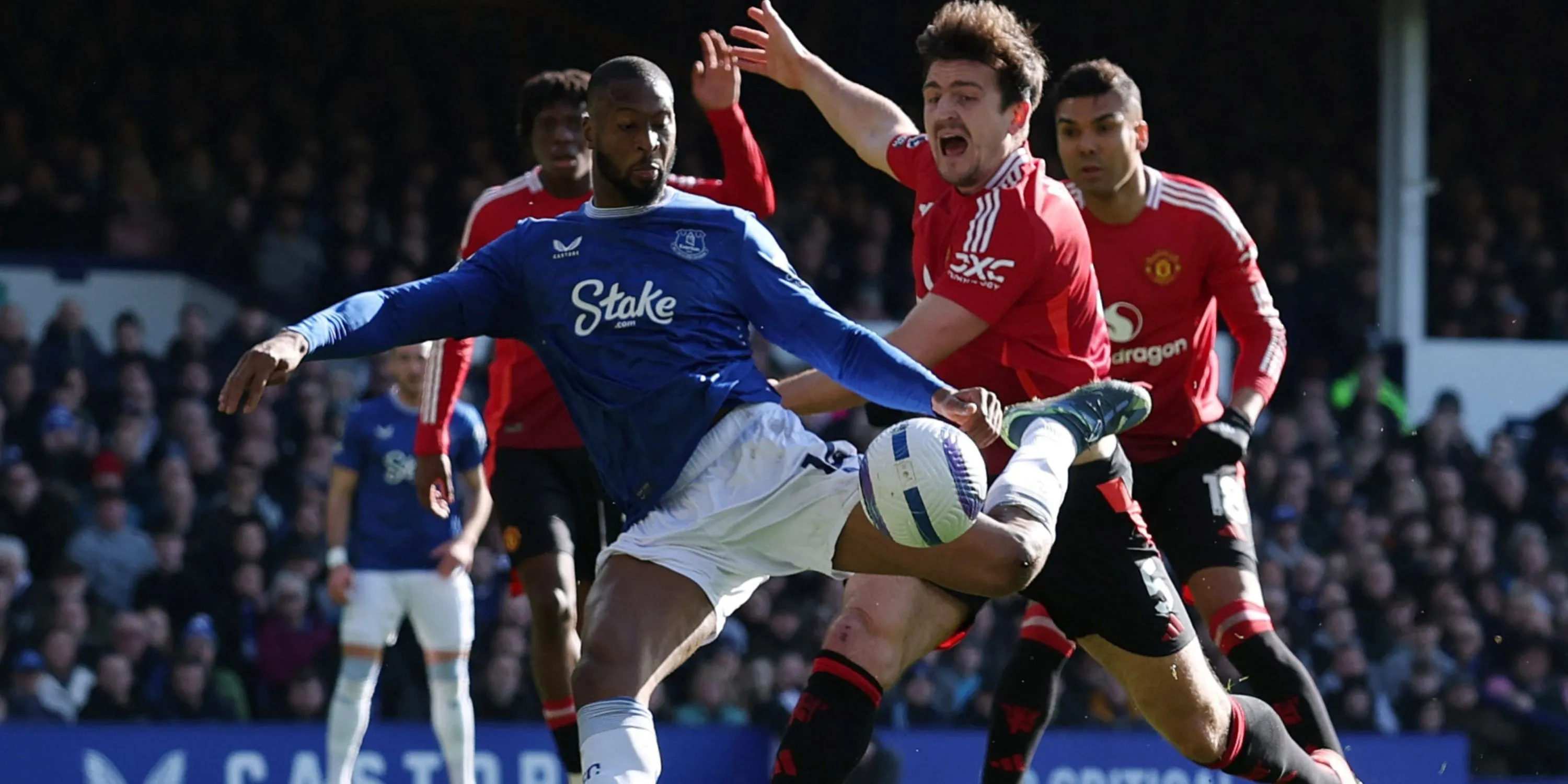 Tiền đạo Beto của Everton ăn mừng bàn thắng vào lưới Manchester United tại Ngoại hạng Anh