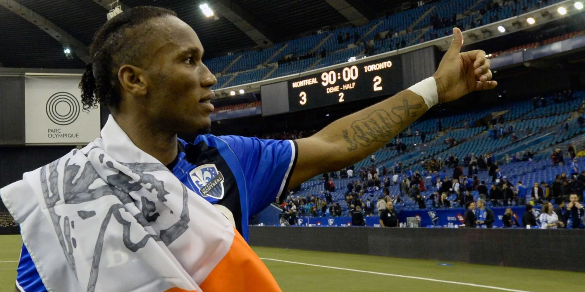 Tiền đạo Didier Drogba (11) của Montreal Impact giao lưu với người hâm mộ sau trận bán kết lượt đi MLS Eastern Conference với Toronto FC tại Sân vận động Olympic