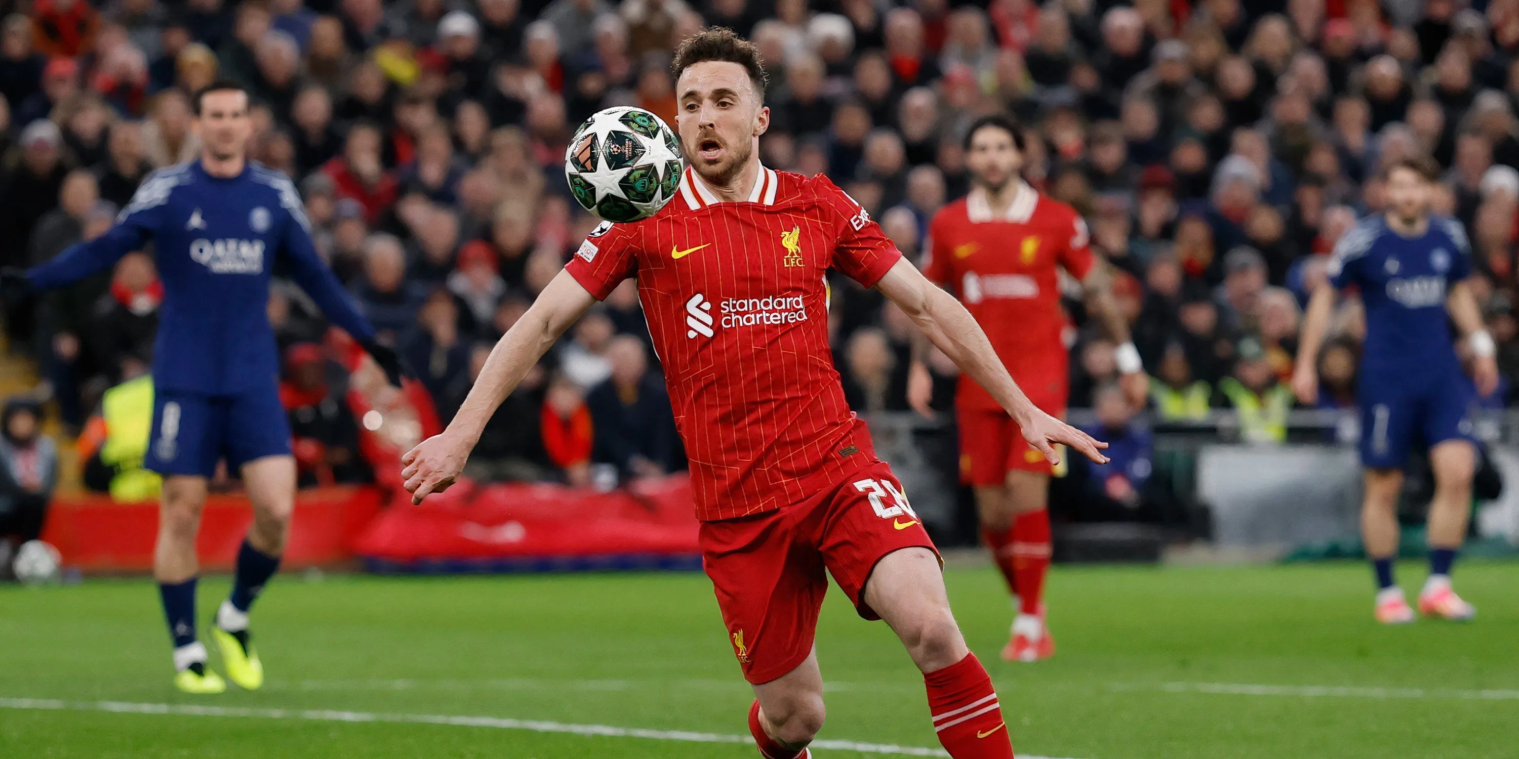 Tiền đạo Diogo Jota của Liverpool trong một pha bóng, đối mặt tương lai bất định.