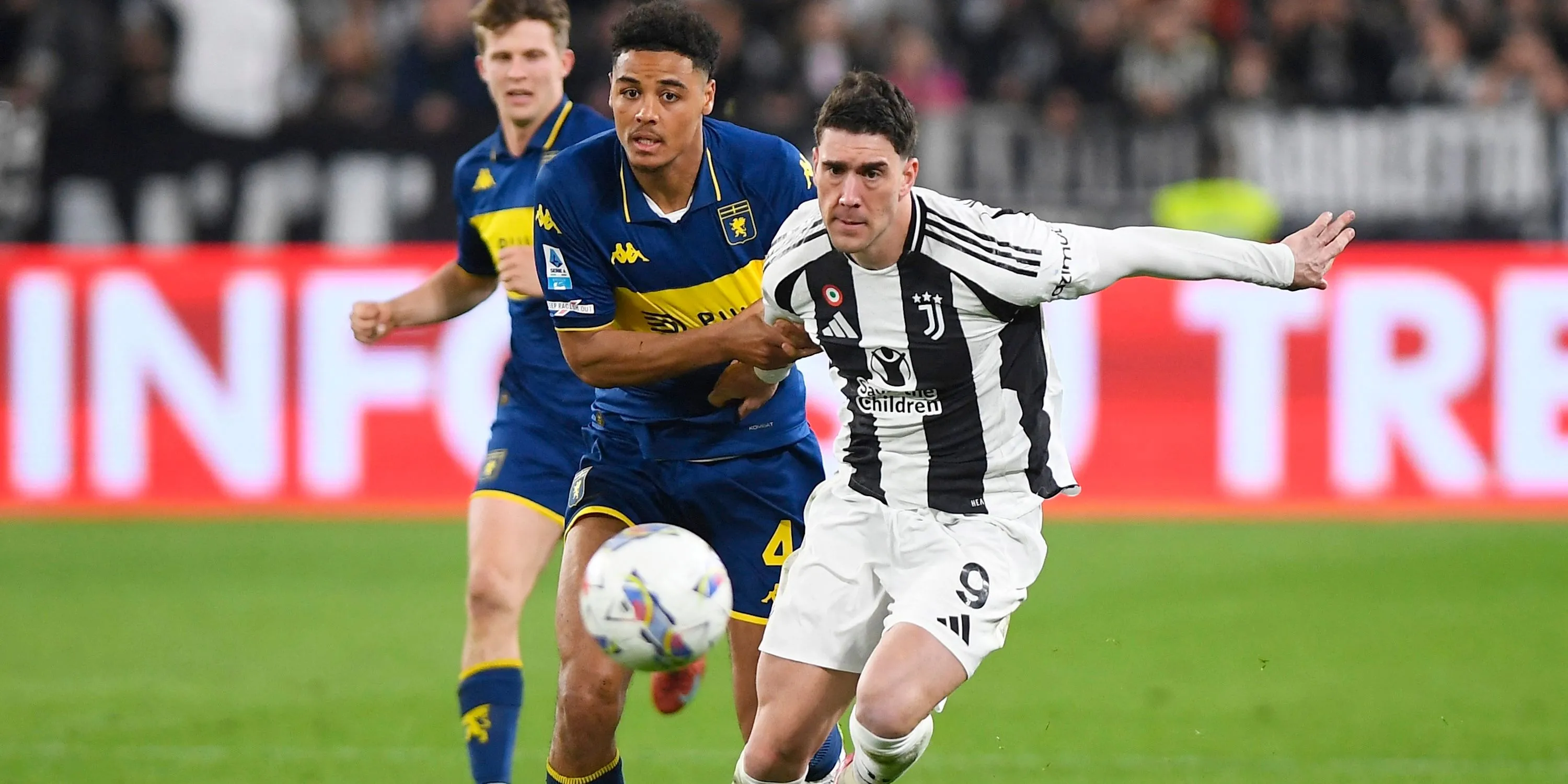 Tiền đạo Dusan Vlahovic của Juventus tranh chấp bóng quyết liệt với Koni De Winter của Genoa tại Serie A