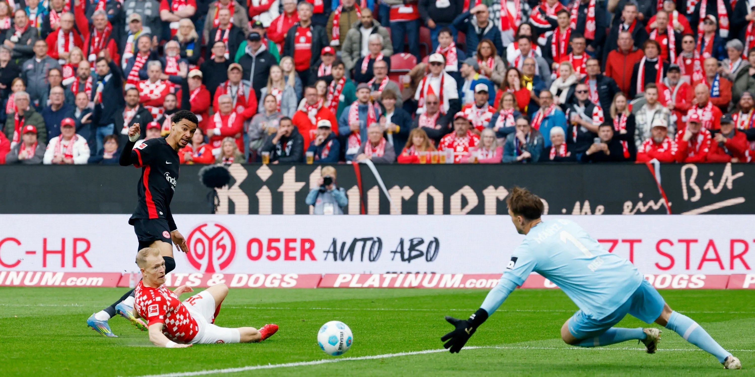 Tiền đạo Hugo Ekitiké trong màu áo Eintracht Frankfurt, mục tiêu chuyển nhượng của Arsenal.
