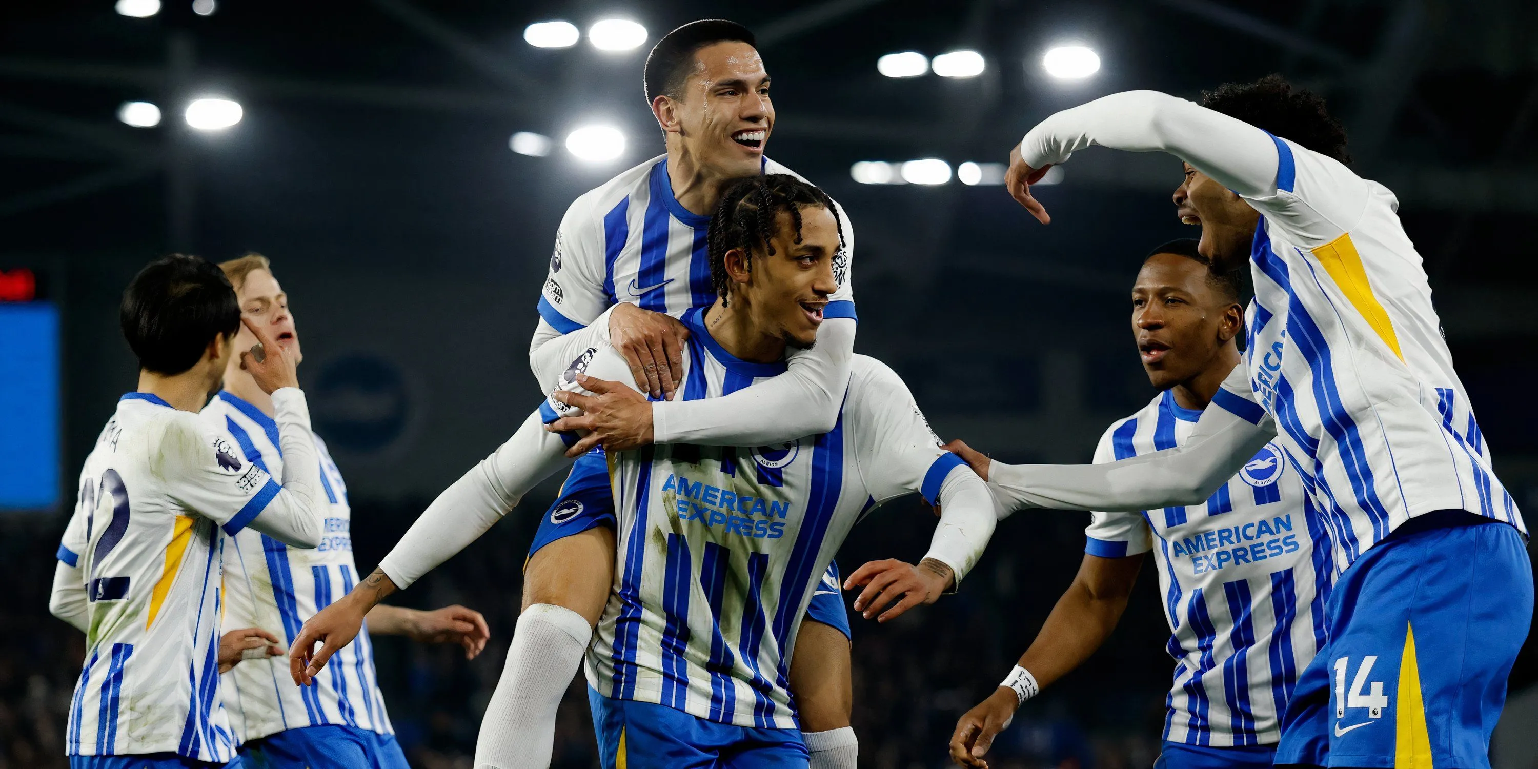 Tiền đạo Joao Pedro trong màu áo Brighton thi đấu tại sân vận động Amex